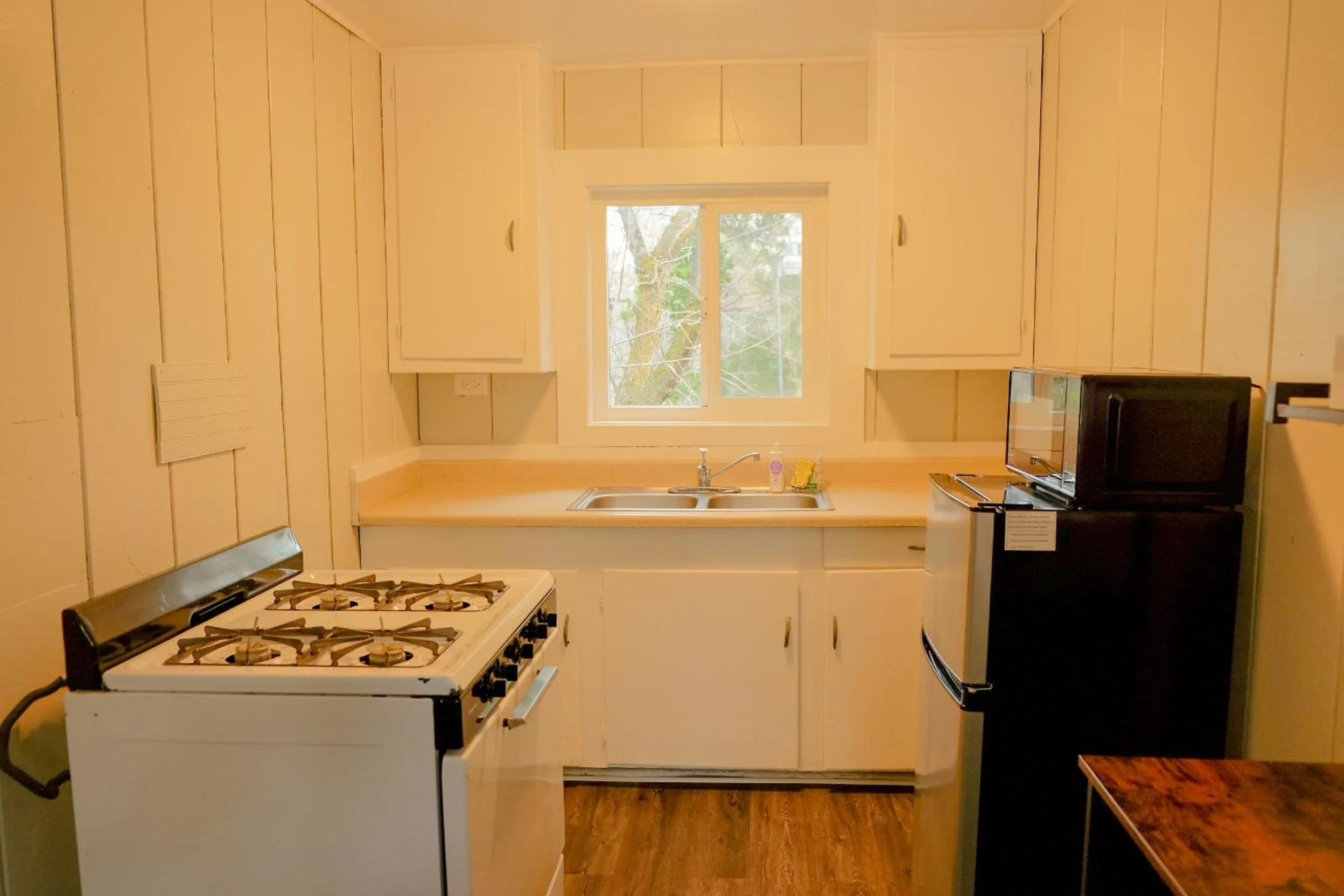 kitchen in Sherwood Arms Motel