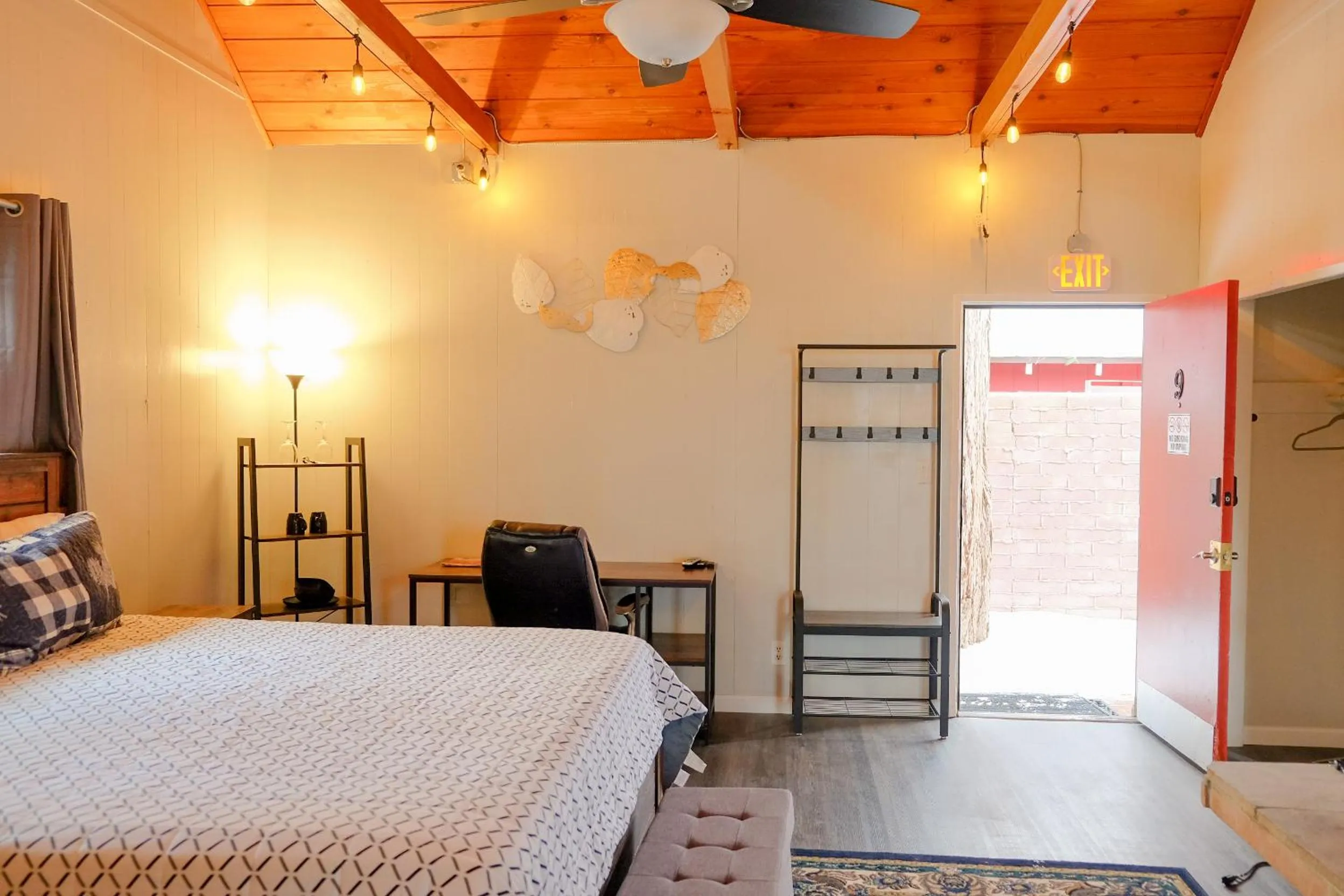 Photo of the whole room, Bed in Sherwood Arms Motel