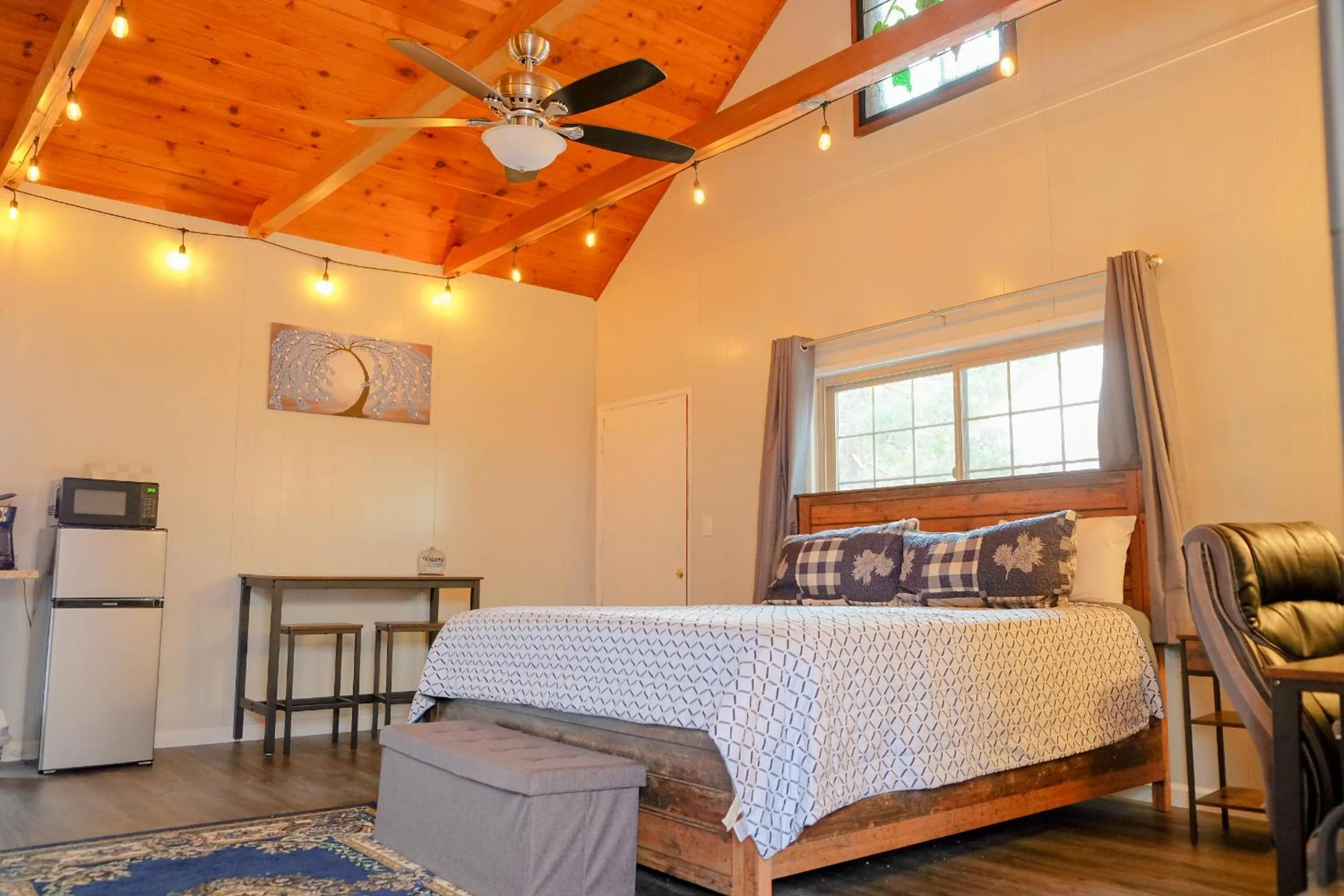 Photo of the whole room, Bed in Sherwood Arms Motel