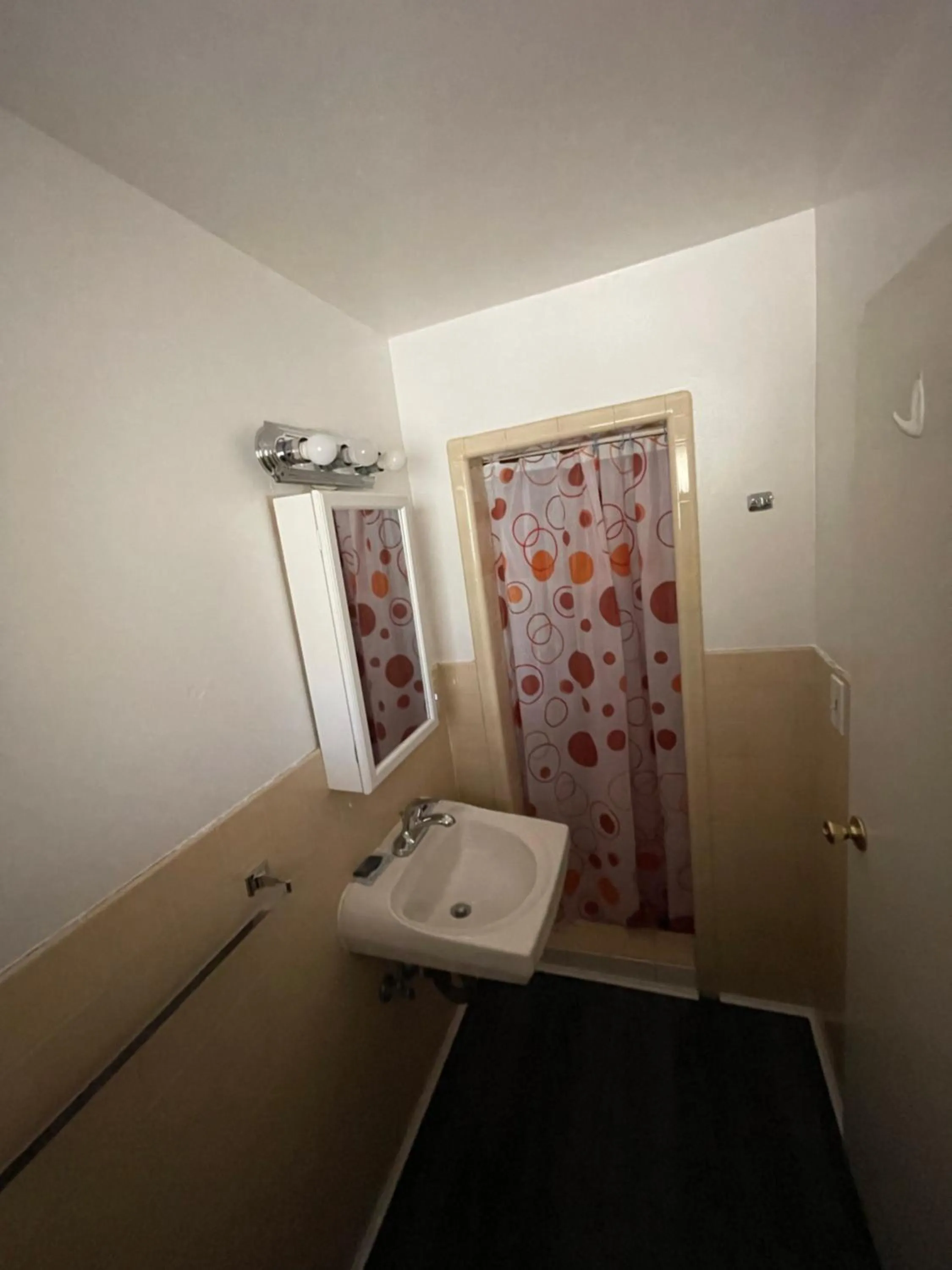 Bathroom in Sherwood Arms Motel