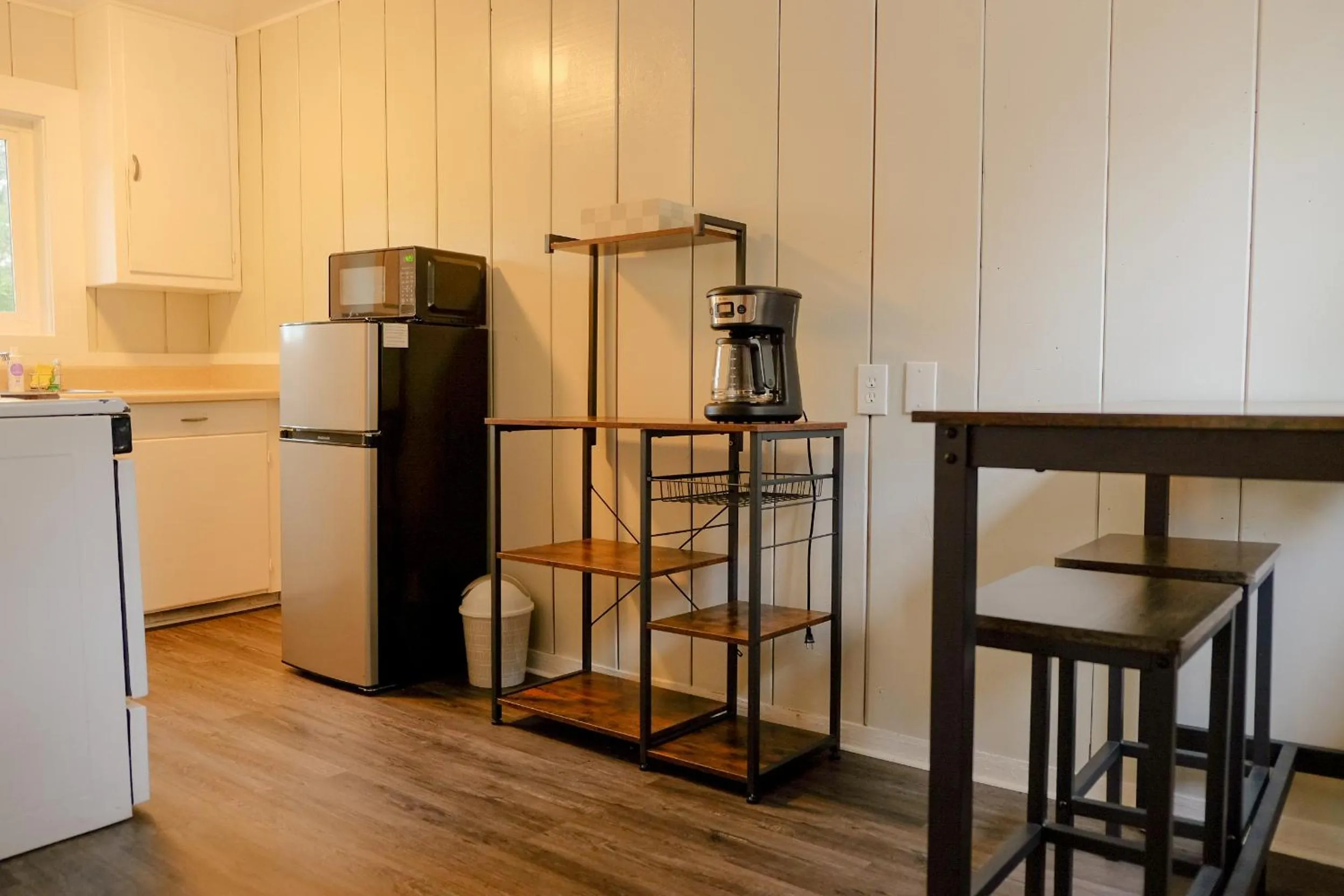 Kitchen or kitchenette in Sherwood Arms Motel