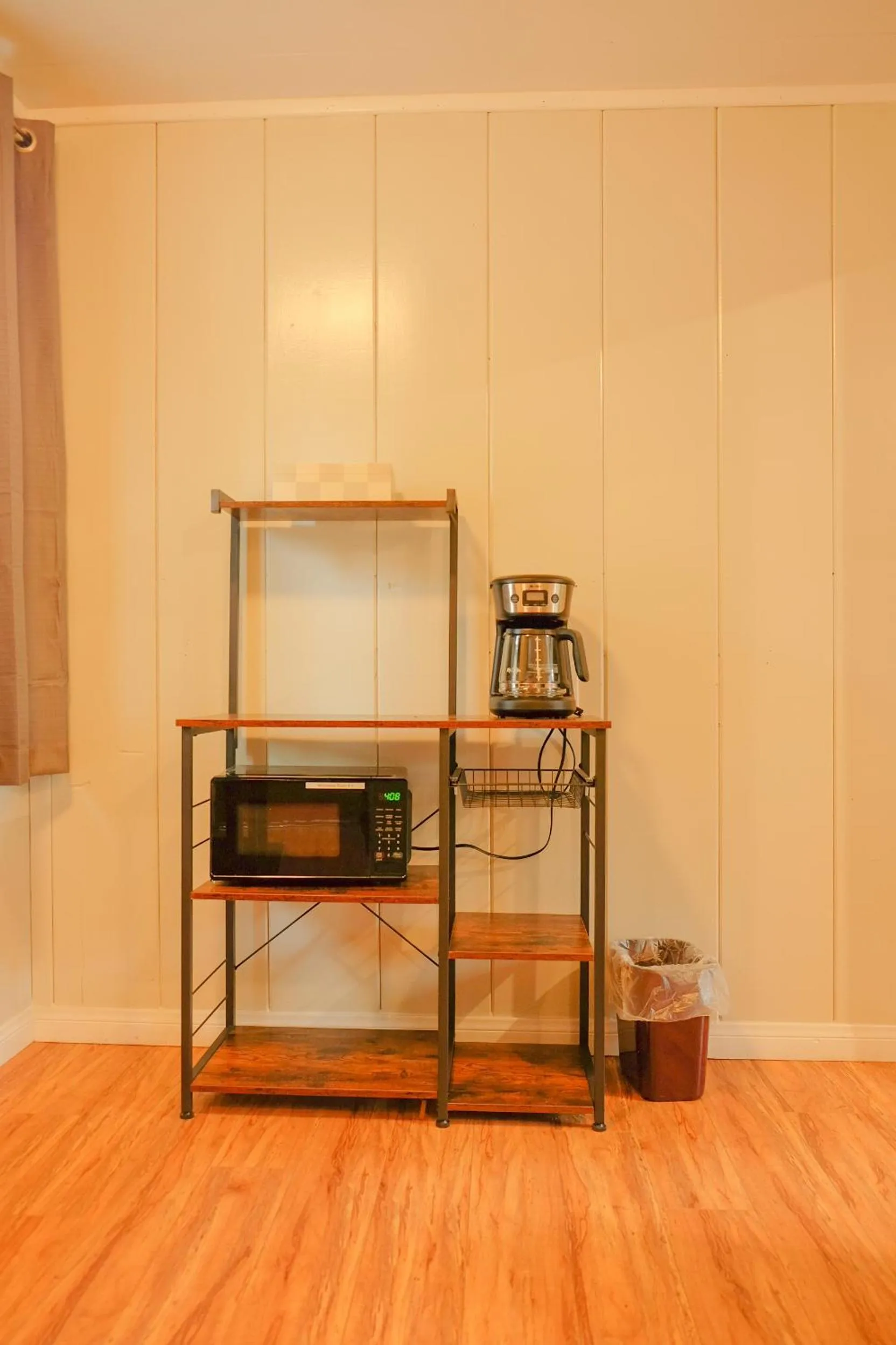 Coffee/tea facilities in Sherwood Arms Motel