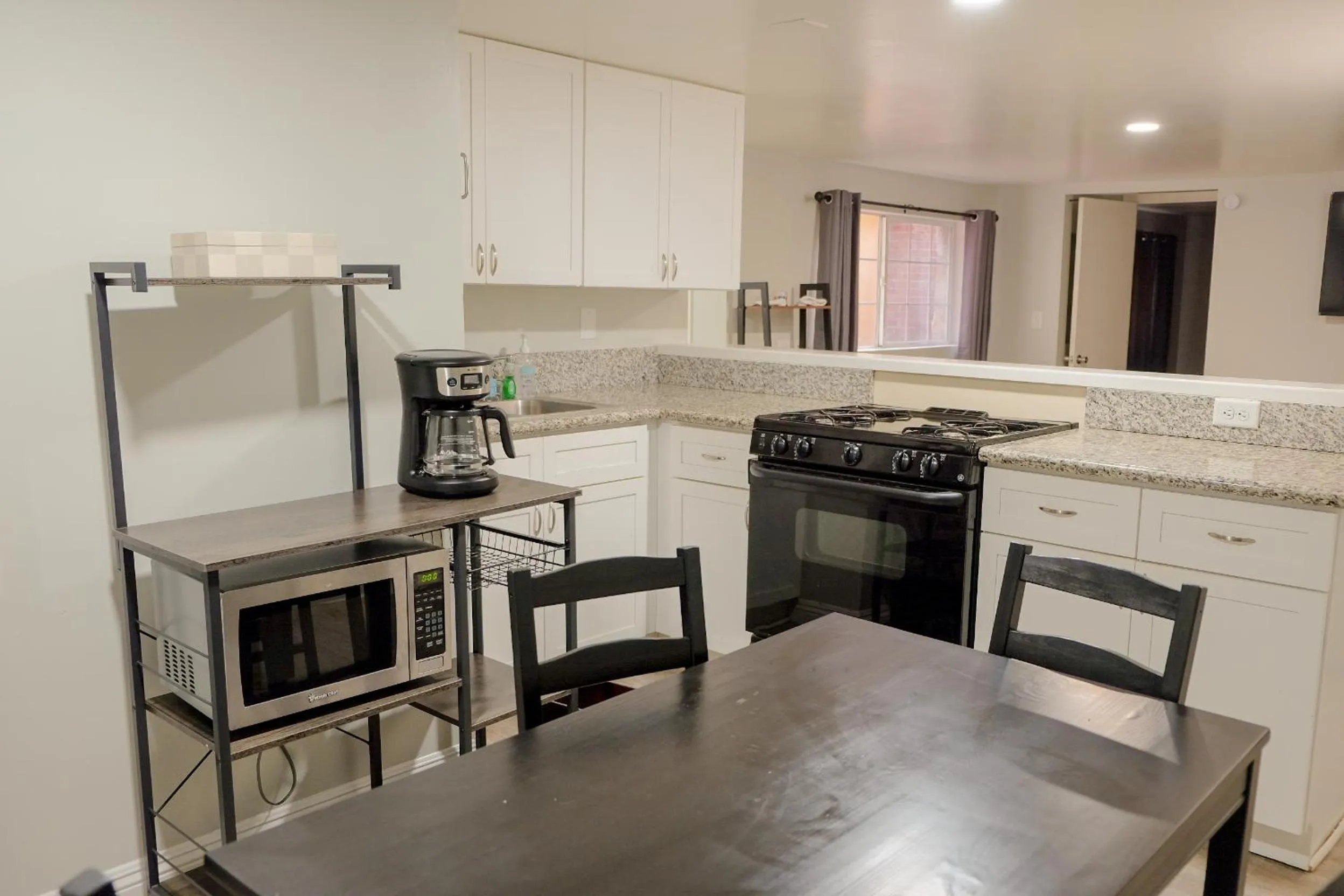 Kitchen or kitchenette in Sherwood Arms Motel