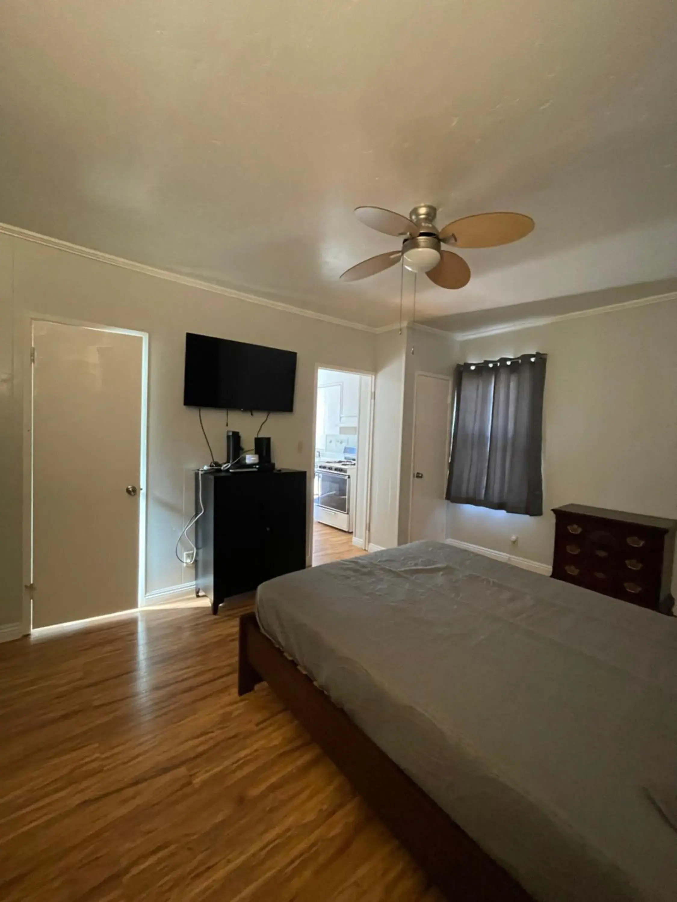 Bed in Sherwood Arms Motel Bed in Sherwood Arms Motel