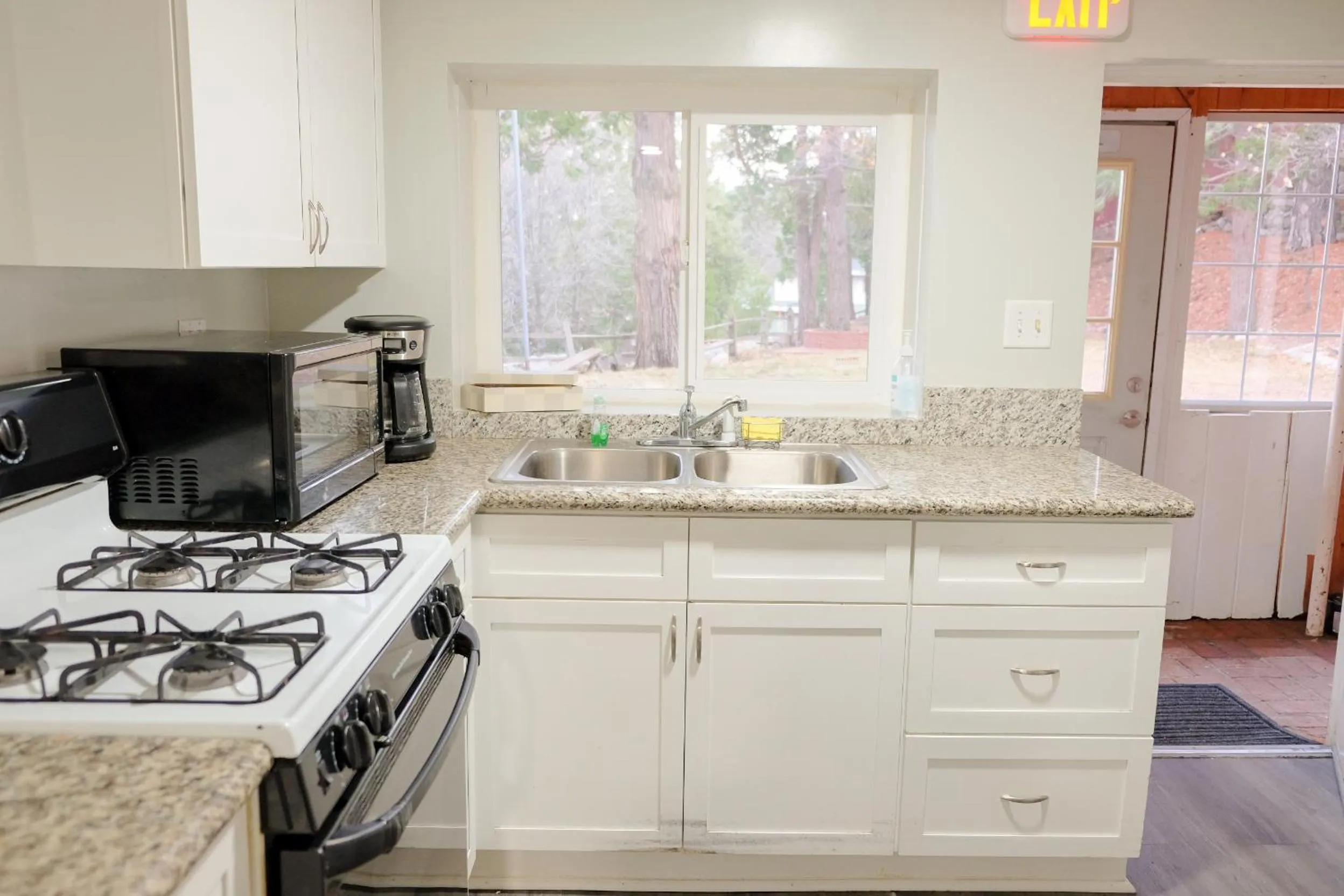 Kitchen or kitchenette in Sherwood Arms Motel