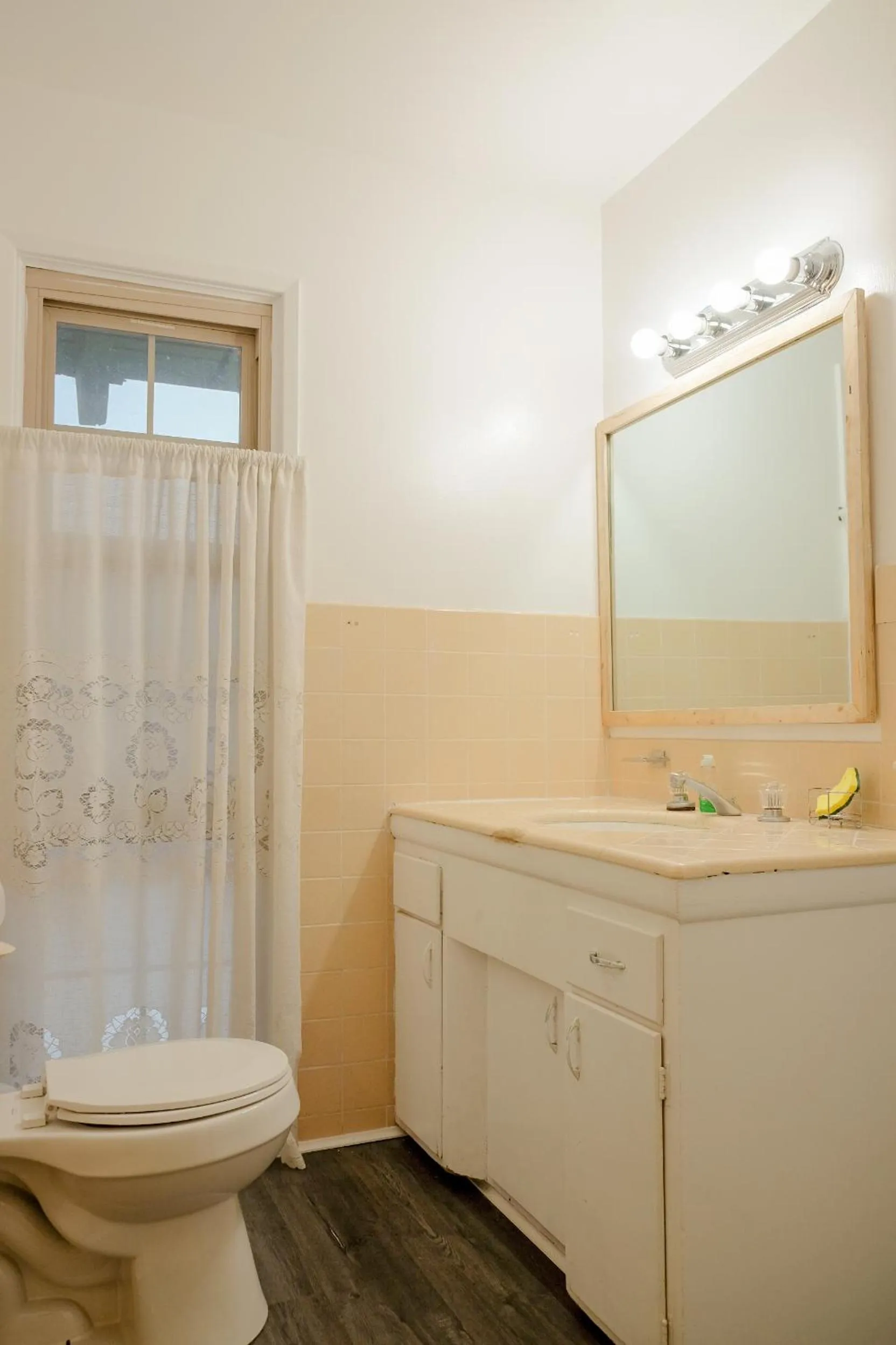 Toilet in Sherwood Arms Motel