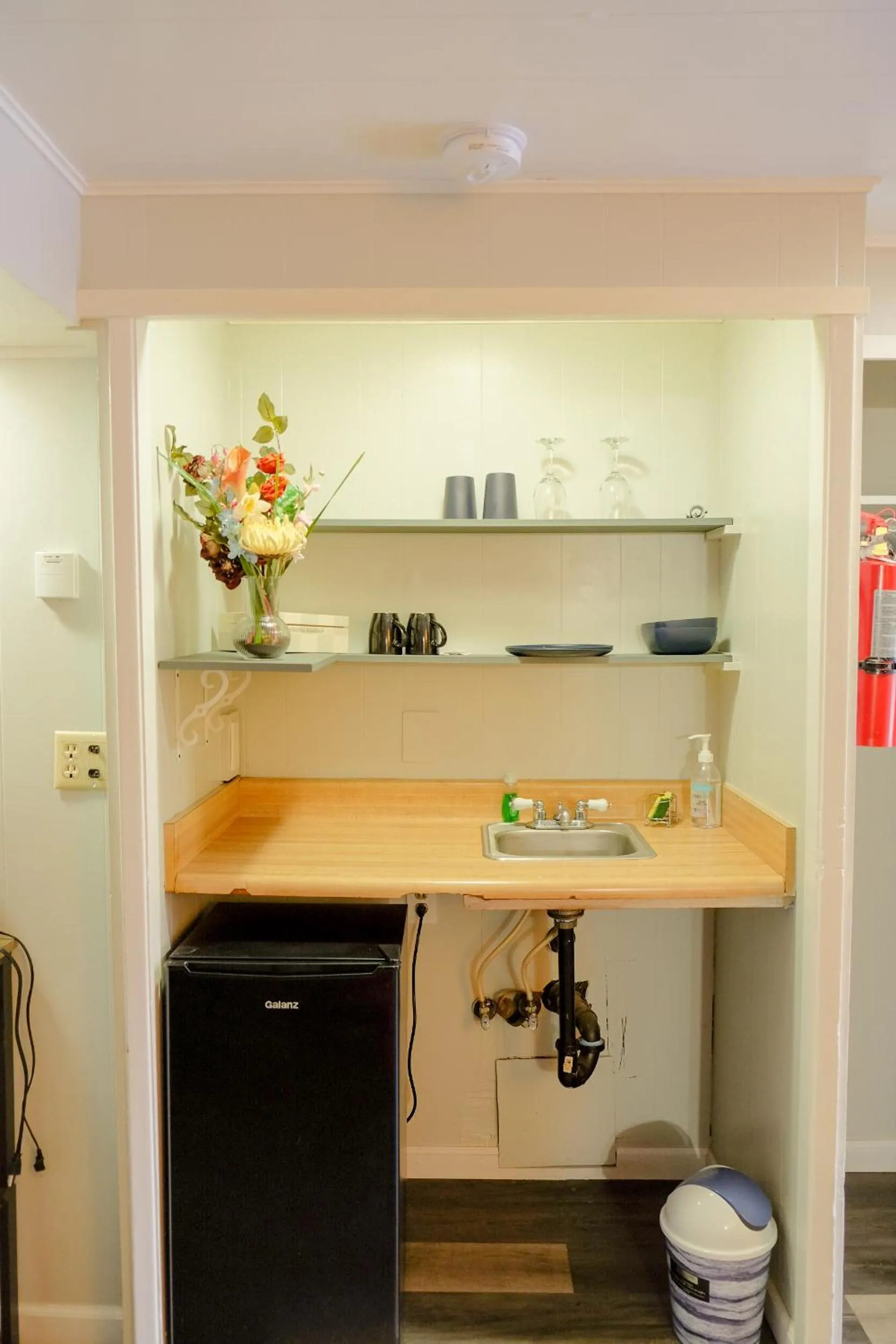 minibar in Sherwood Arms Motel