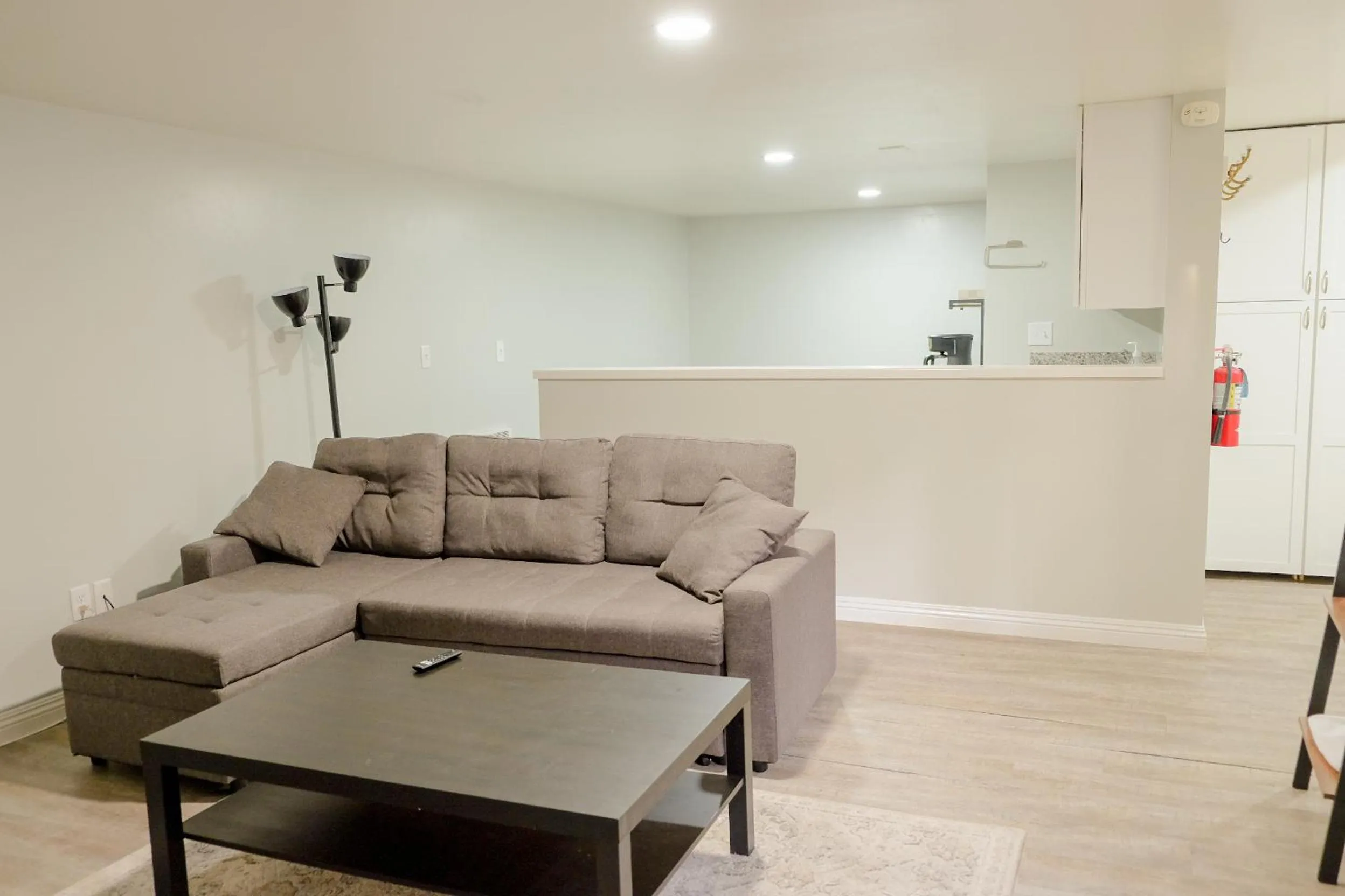 Kitchen or kitchenette in Sherwood Arms Motel