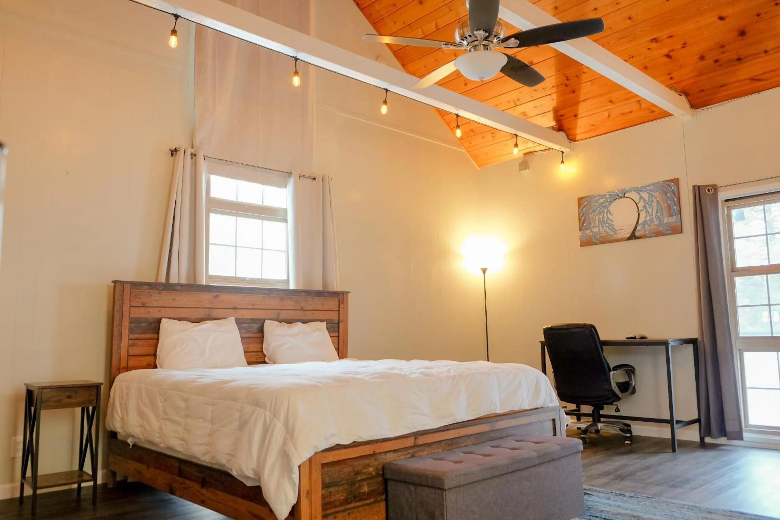 Photo of the whole room, Bed in Sherwood Arms Motel