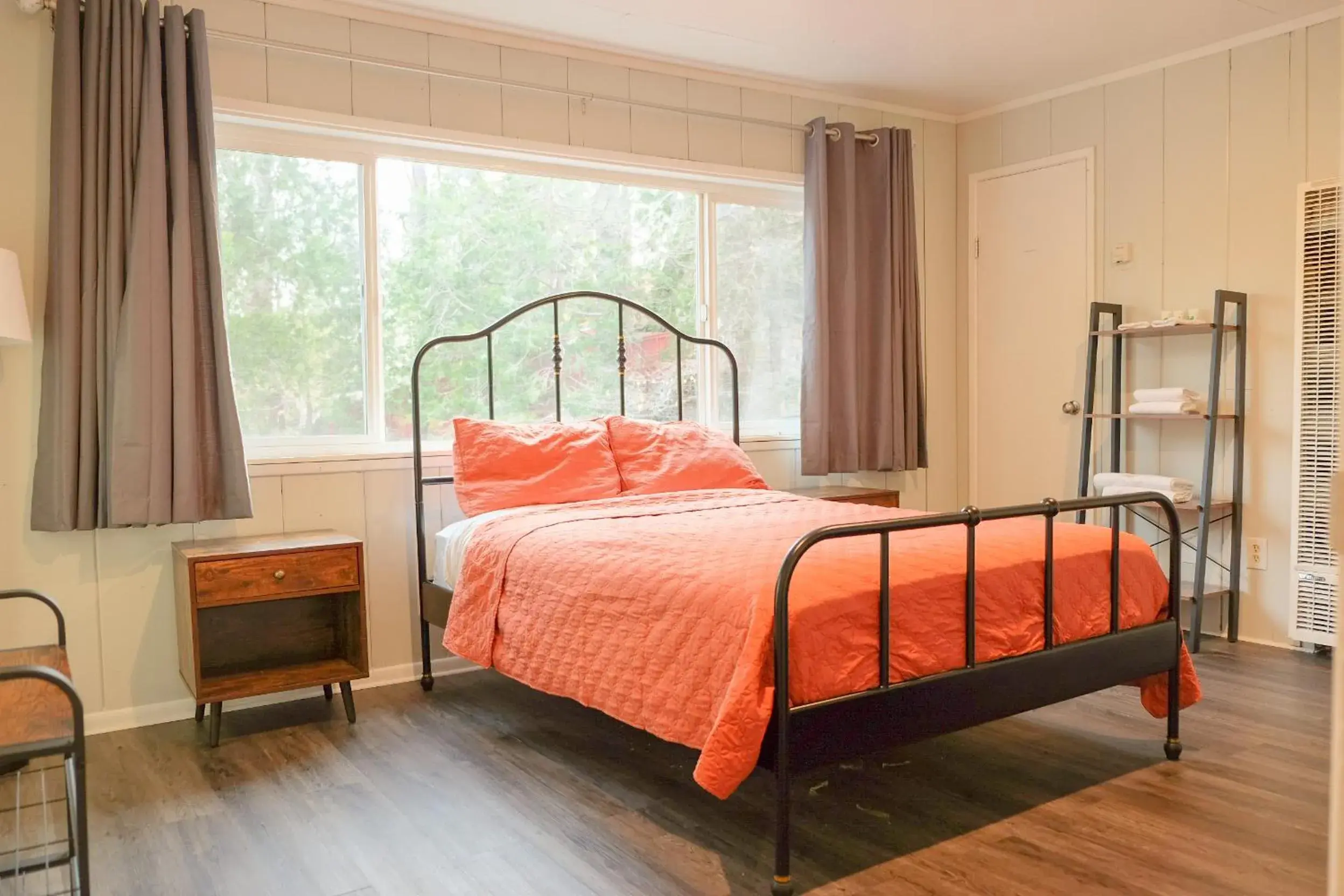 Bed in Sherwood Arms Motel Bed in Sherwood Arms Motel