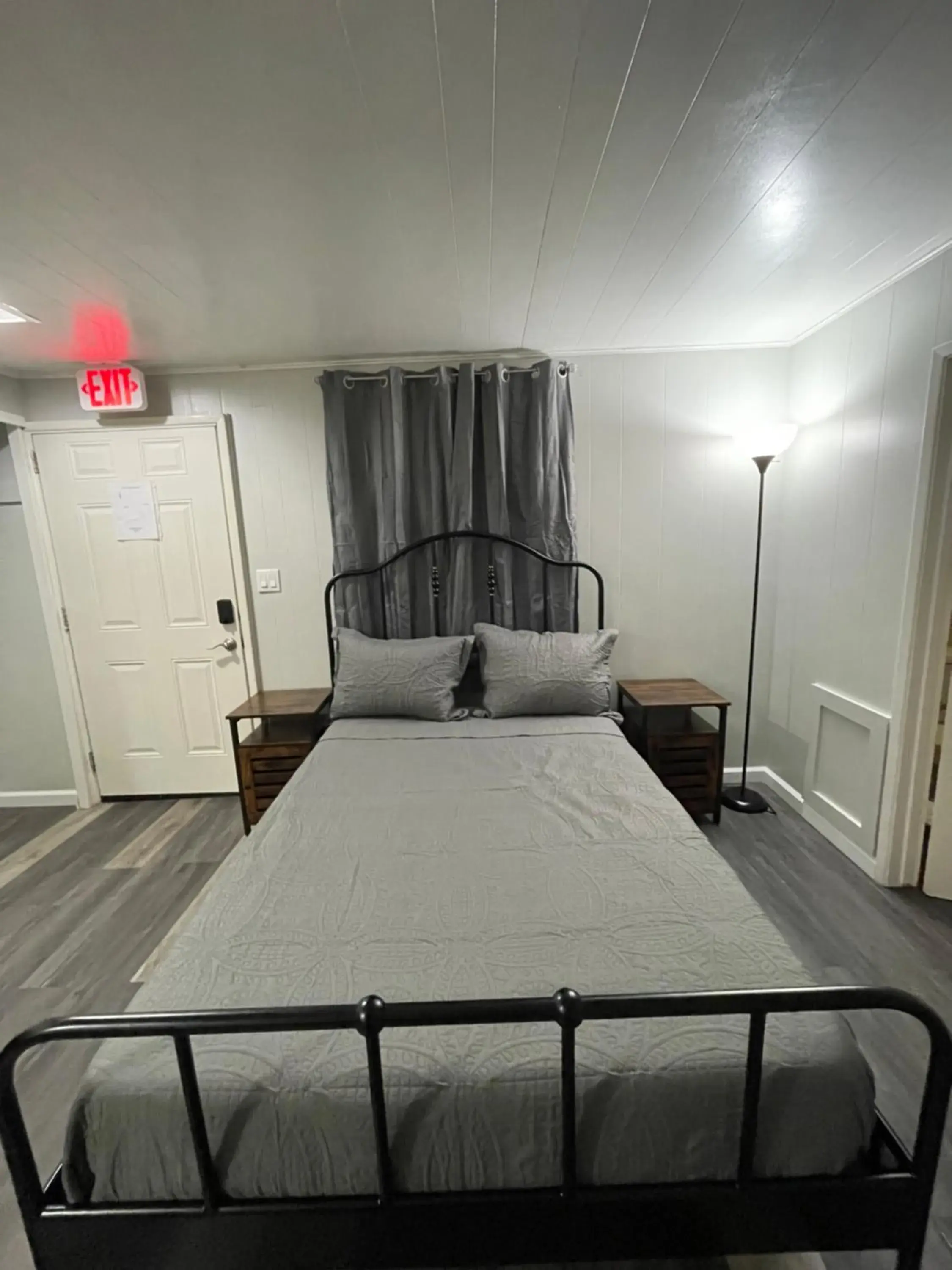 Bed in Sherwood Arms Motel Bed in Sherwood Arms Motel