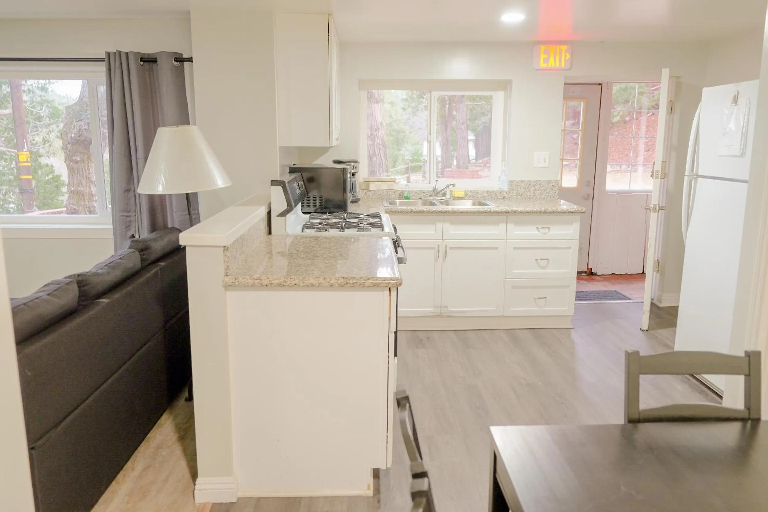 Kitchen or kitchenette in Sherwood Arms Motel