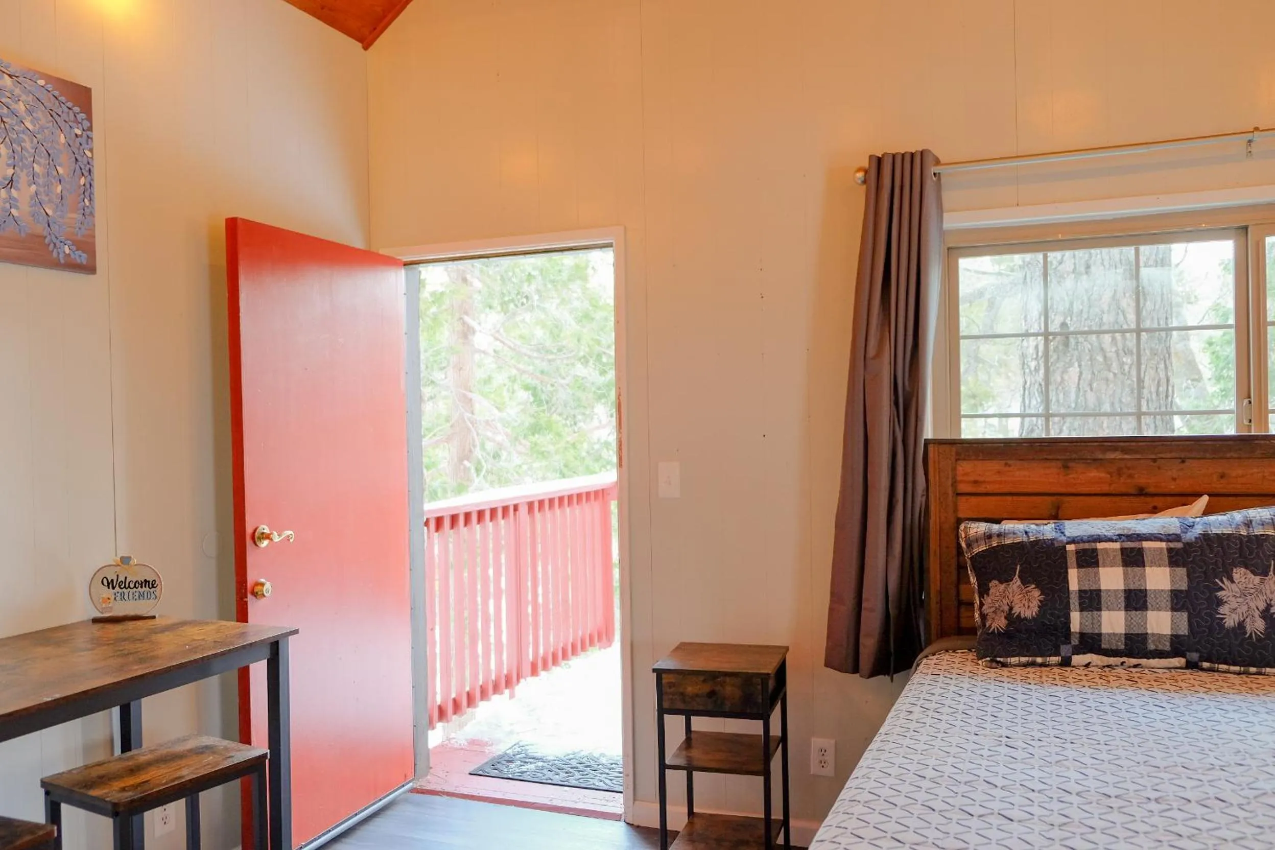 Photo of the whole room, Bed in Sherwood Arms Motel