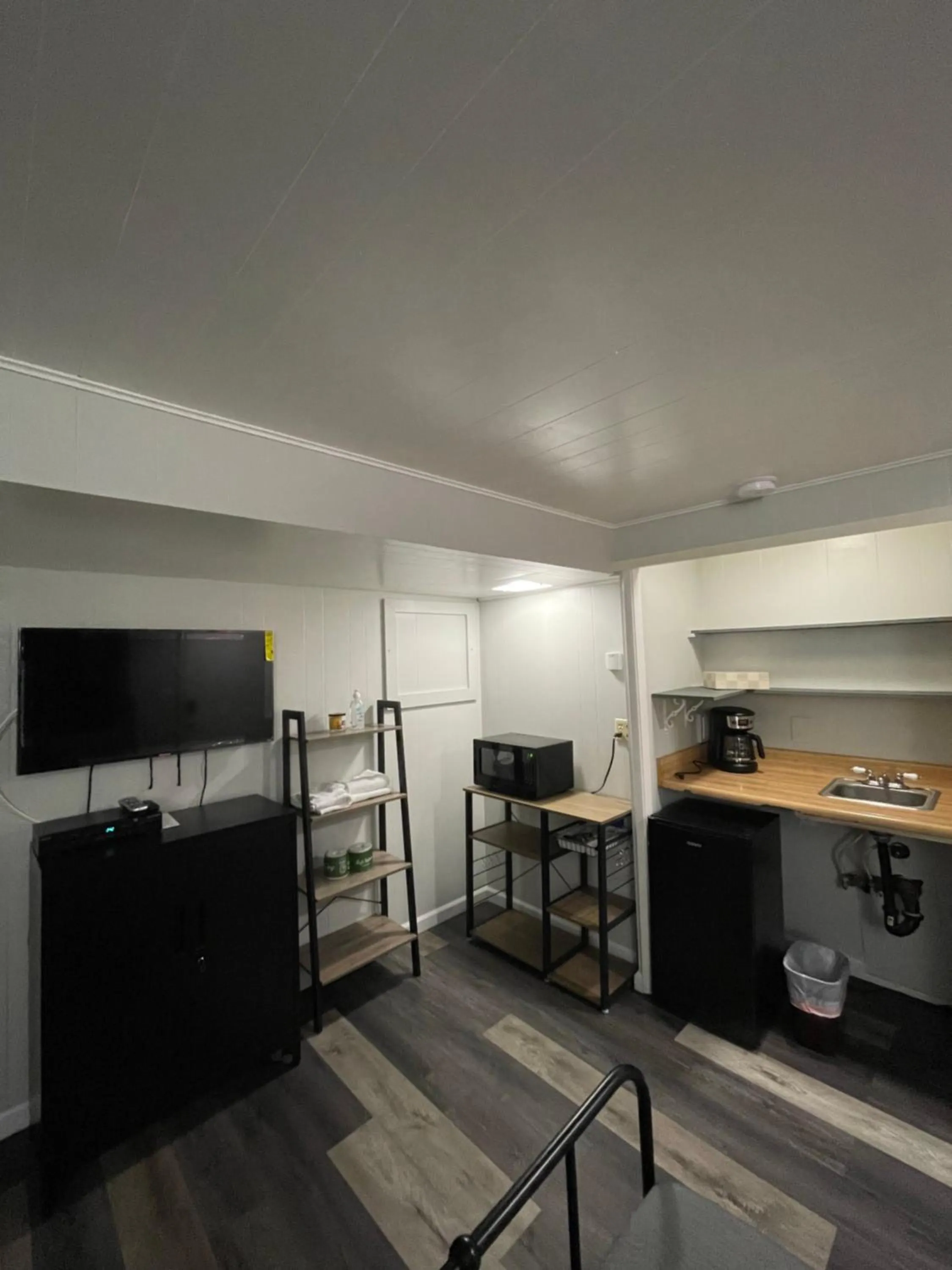 TV and multimedia in Sherwood Arms Motel