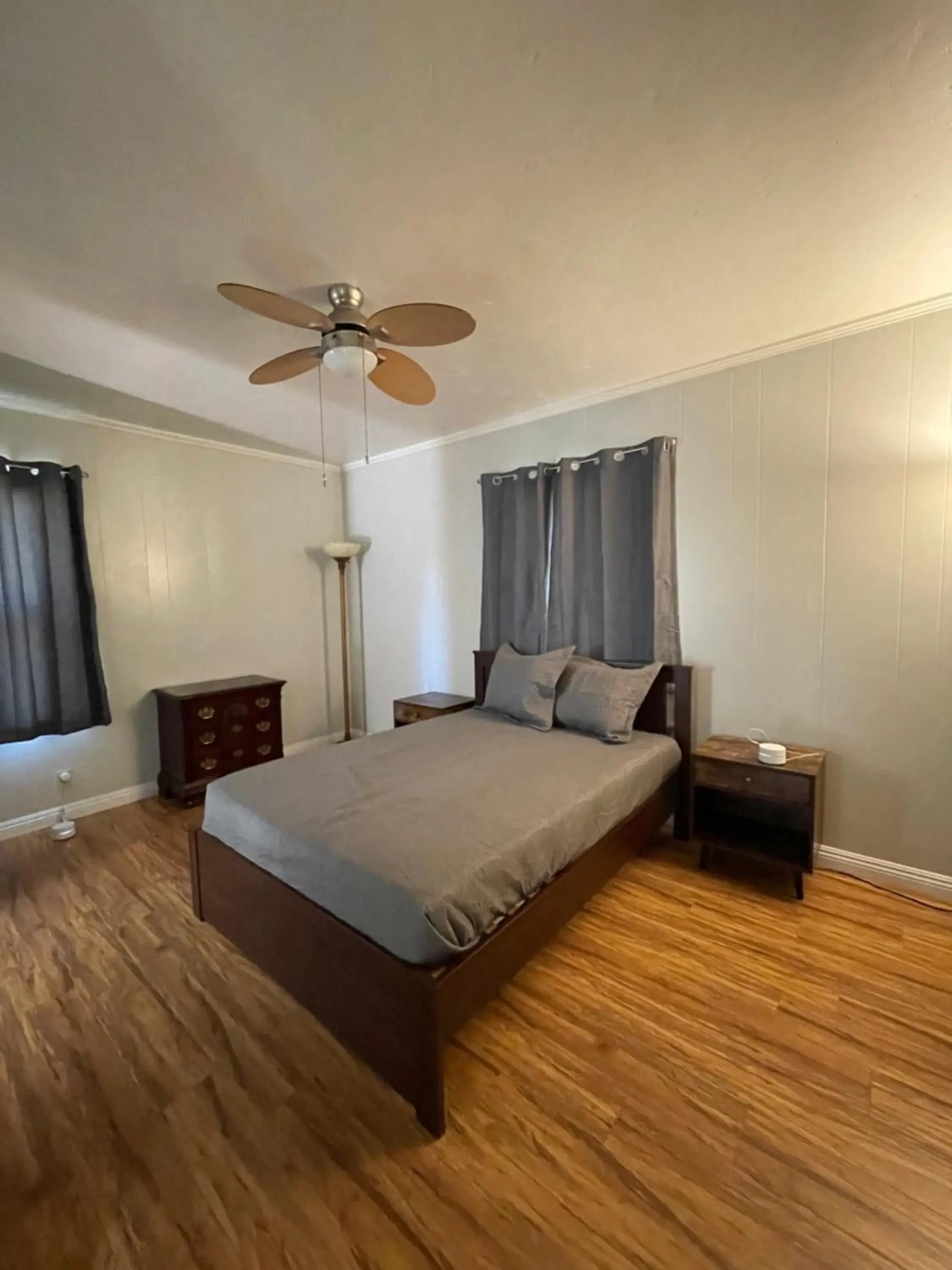 Bed in Sherwood Arms Motel Bed in Sherwood Arms Motel