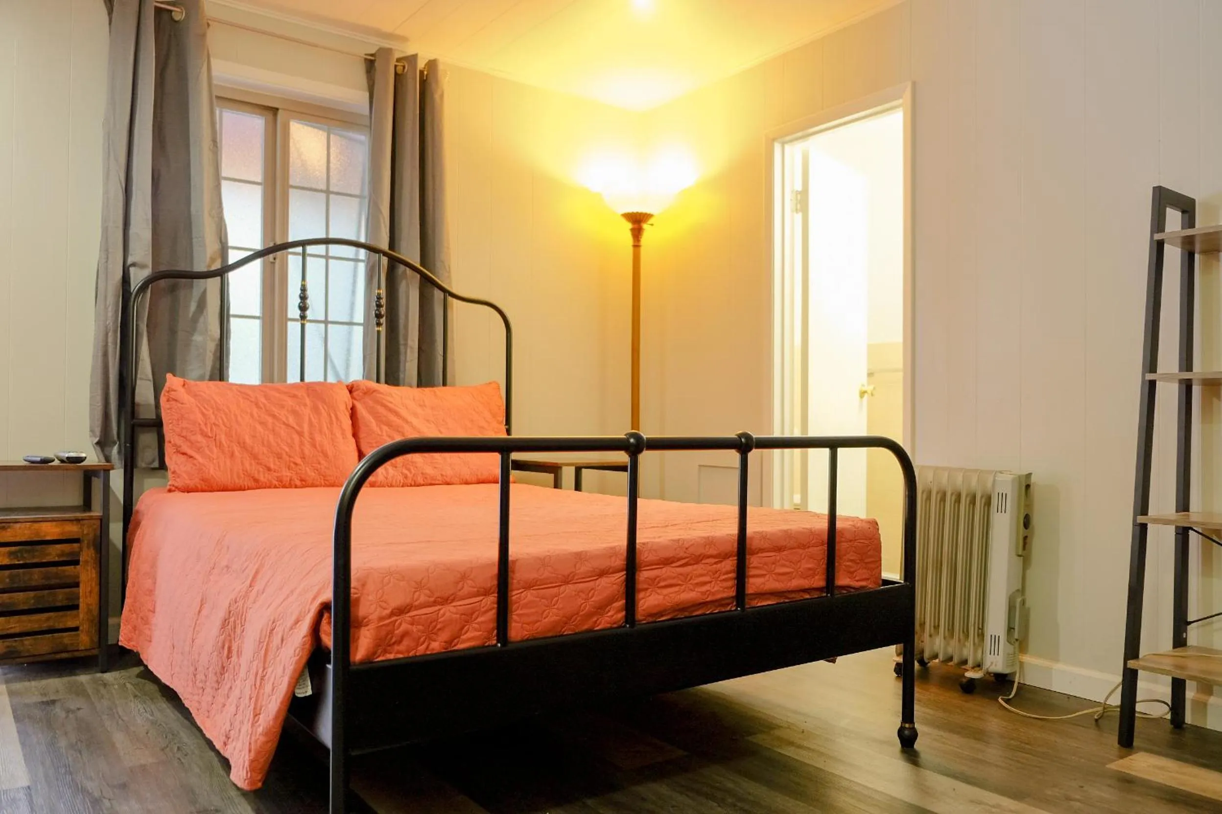 Photo of the whole room, Bed in Sherwood Arms Motel