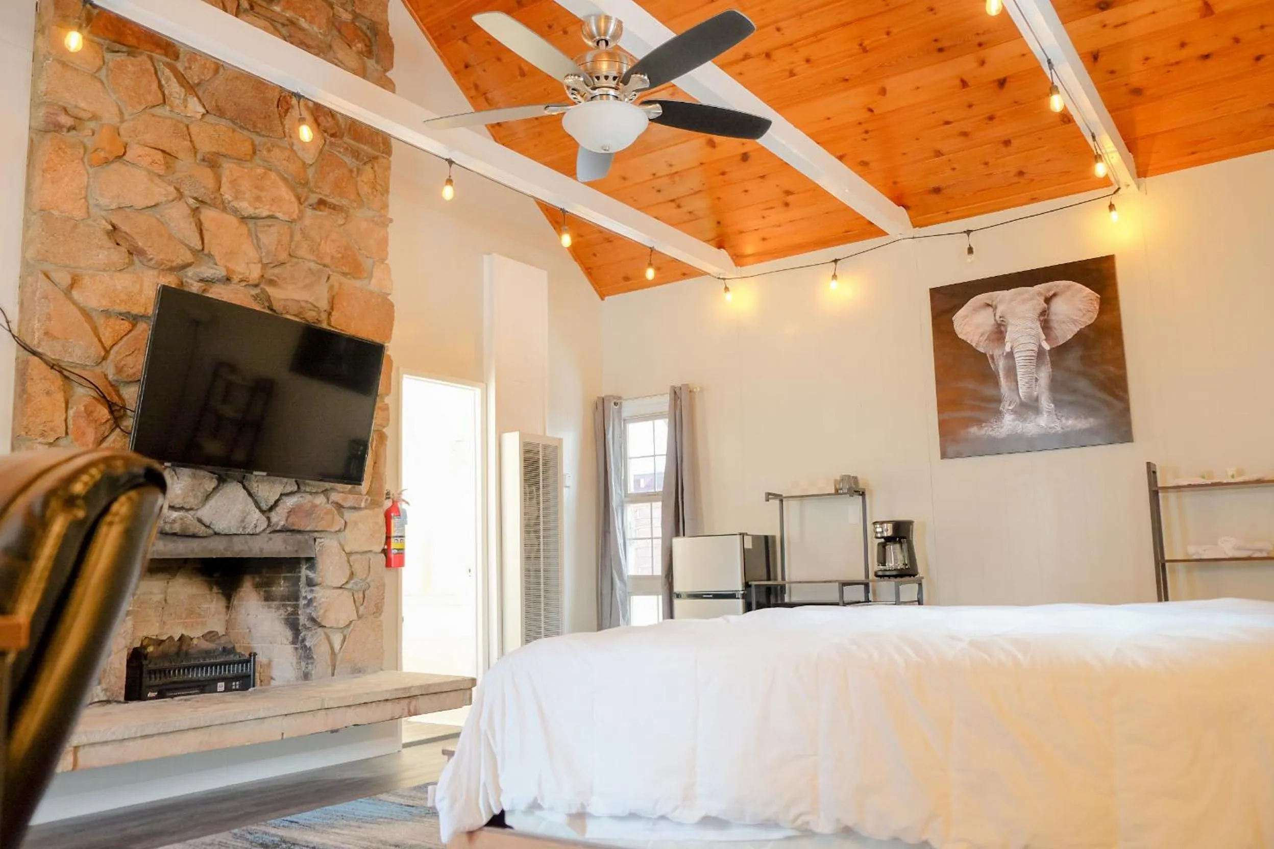 Photo of the whole room, Bed in Sherwood Arms Motel