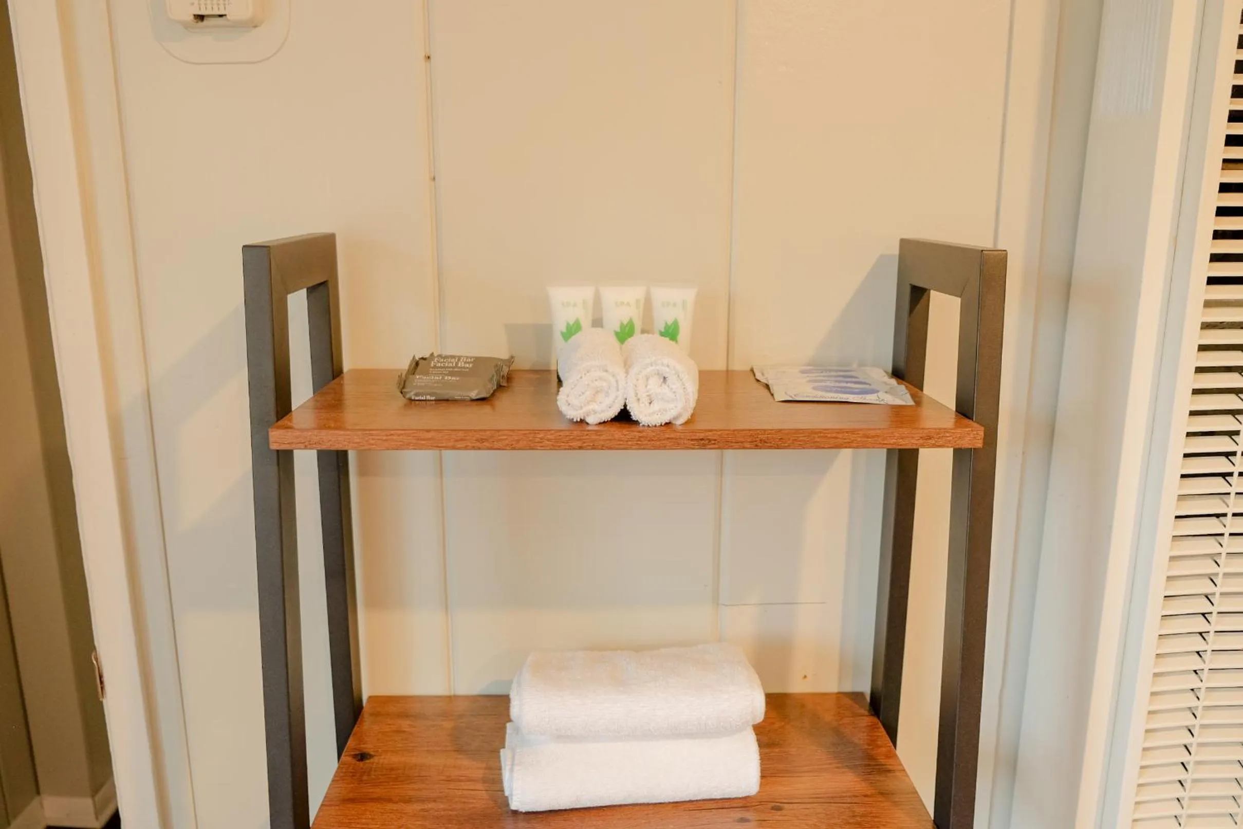 towels in Sherwood Arms Motel