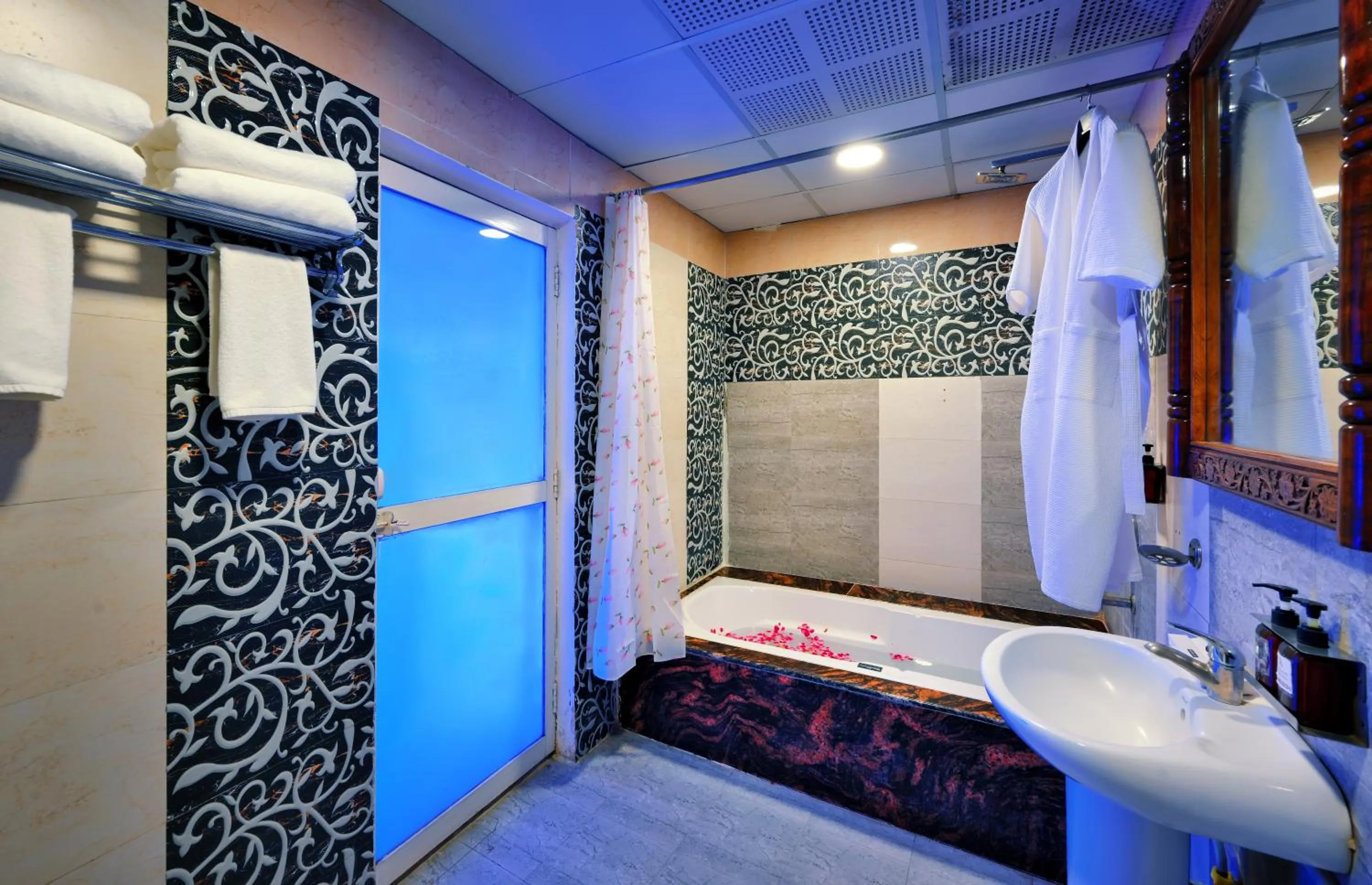 Bathroom, Bed in Ranthambhore National Resort