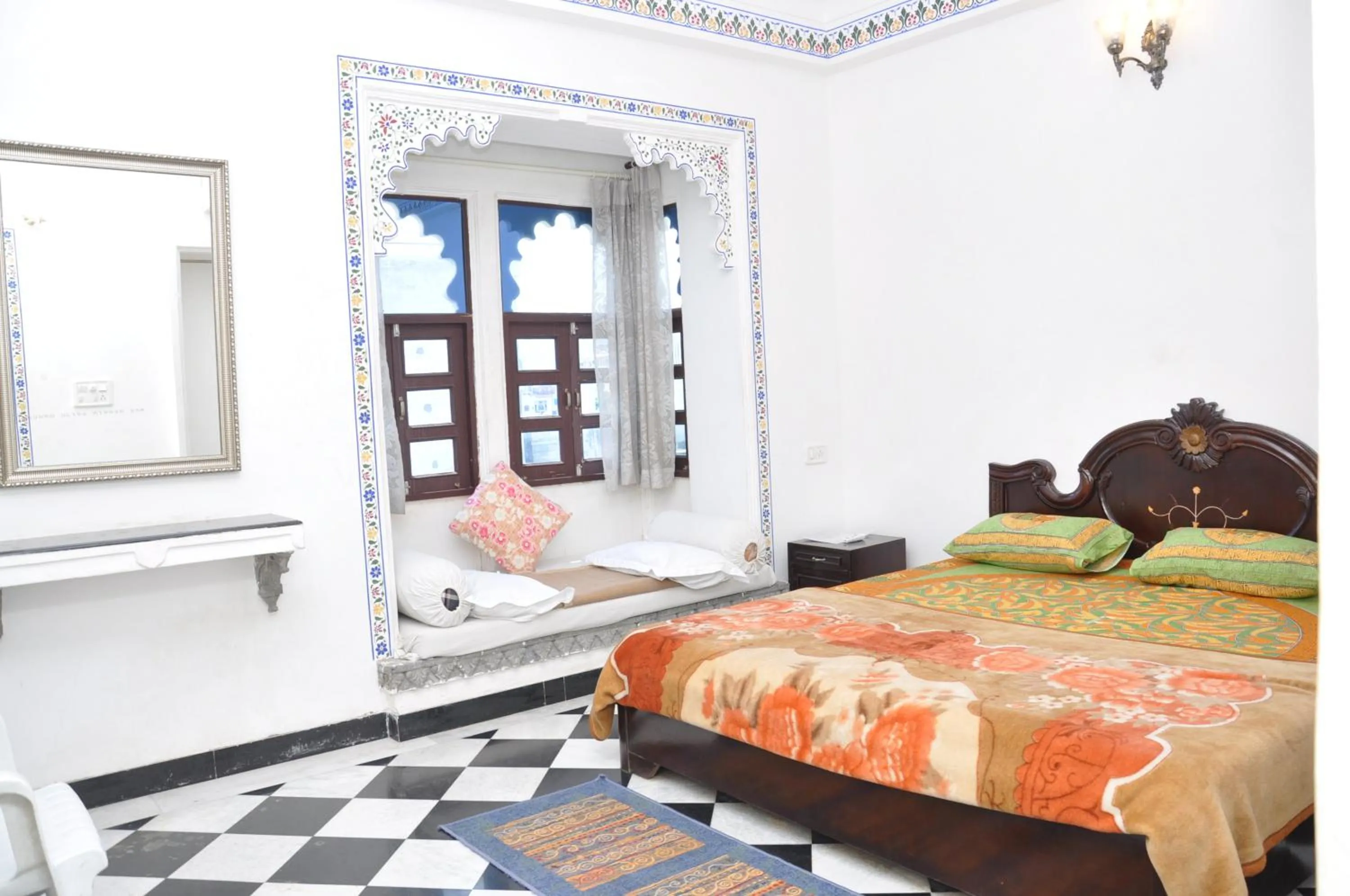 Lake view, Bed in Hotel Gangaur Palace
