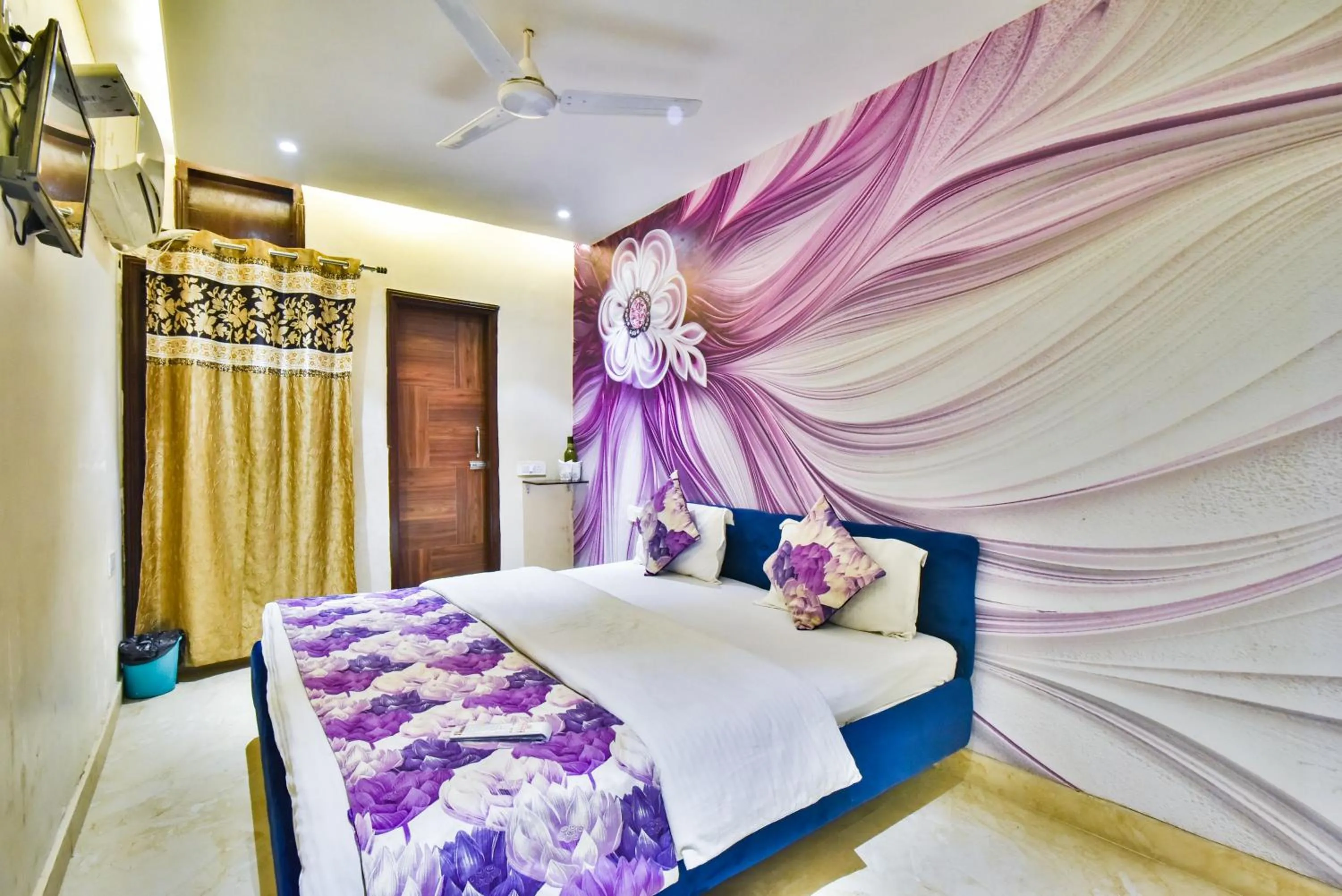 Living room, Bed in Hotel Singh International, Amritsar