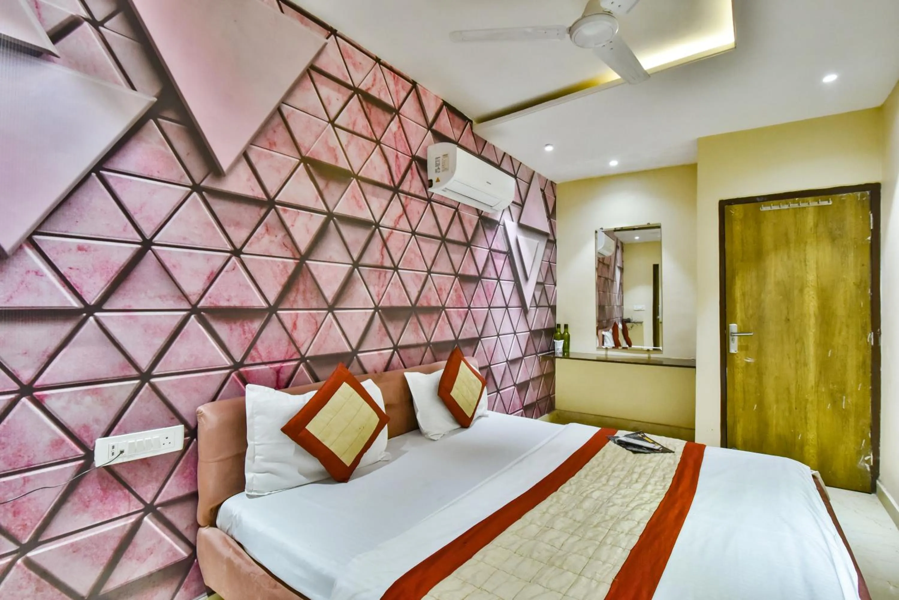 Bedroom, Bed in Hotel Singh International, Amritsar