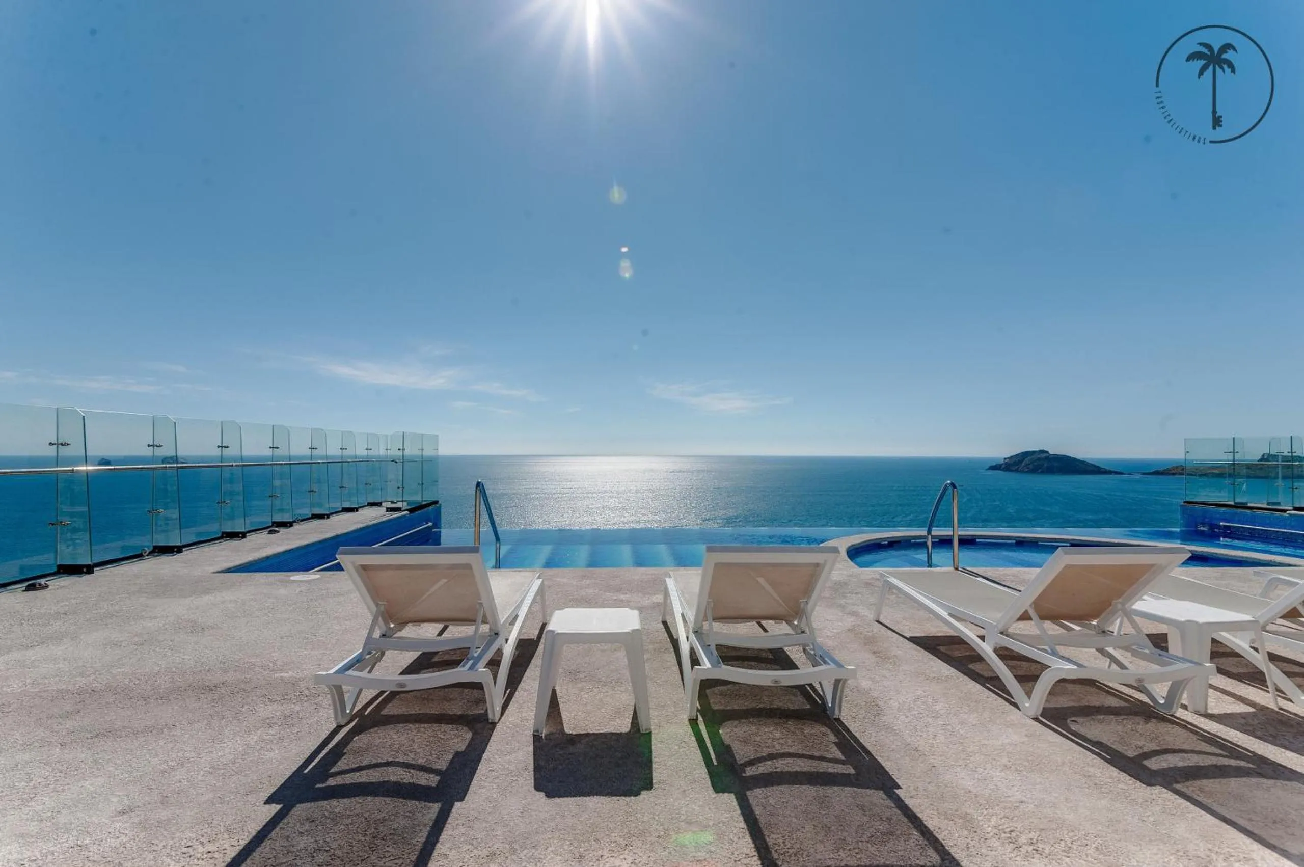 Swimming pool in Moderno condominio con vista al mar!