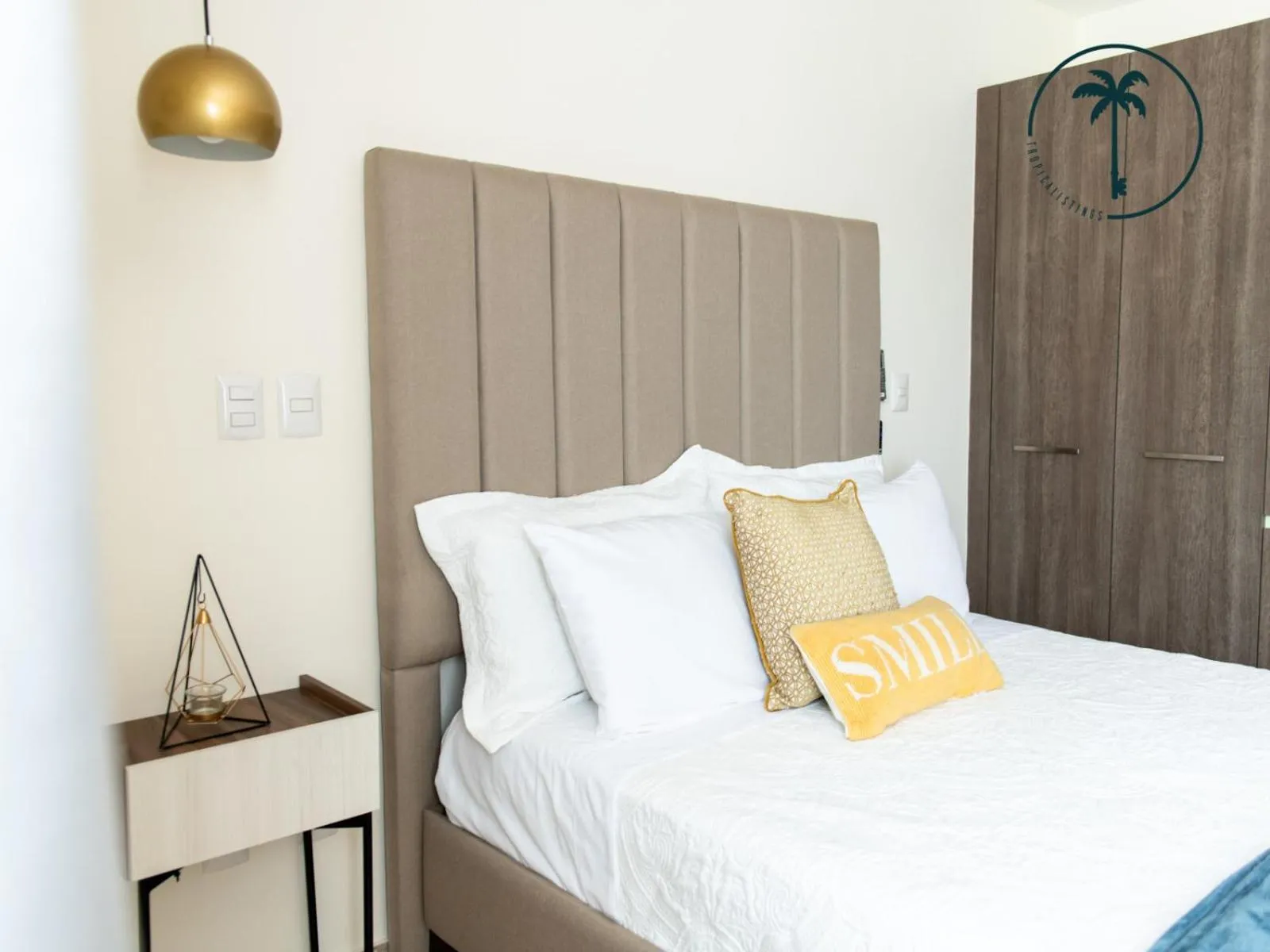 Bed in Moderno condominio con vista al mar!
