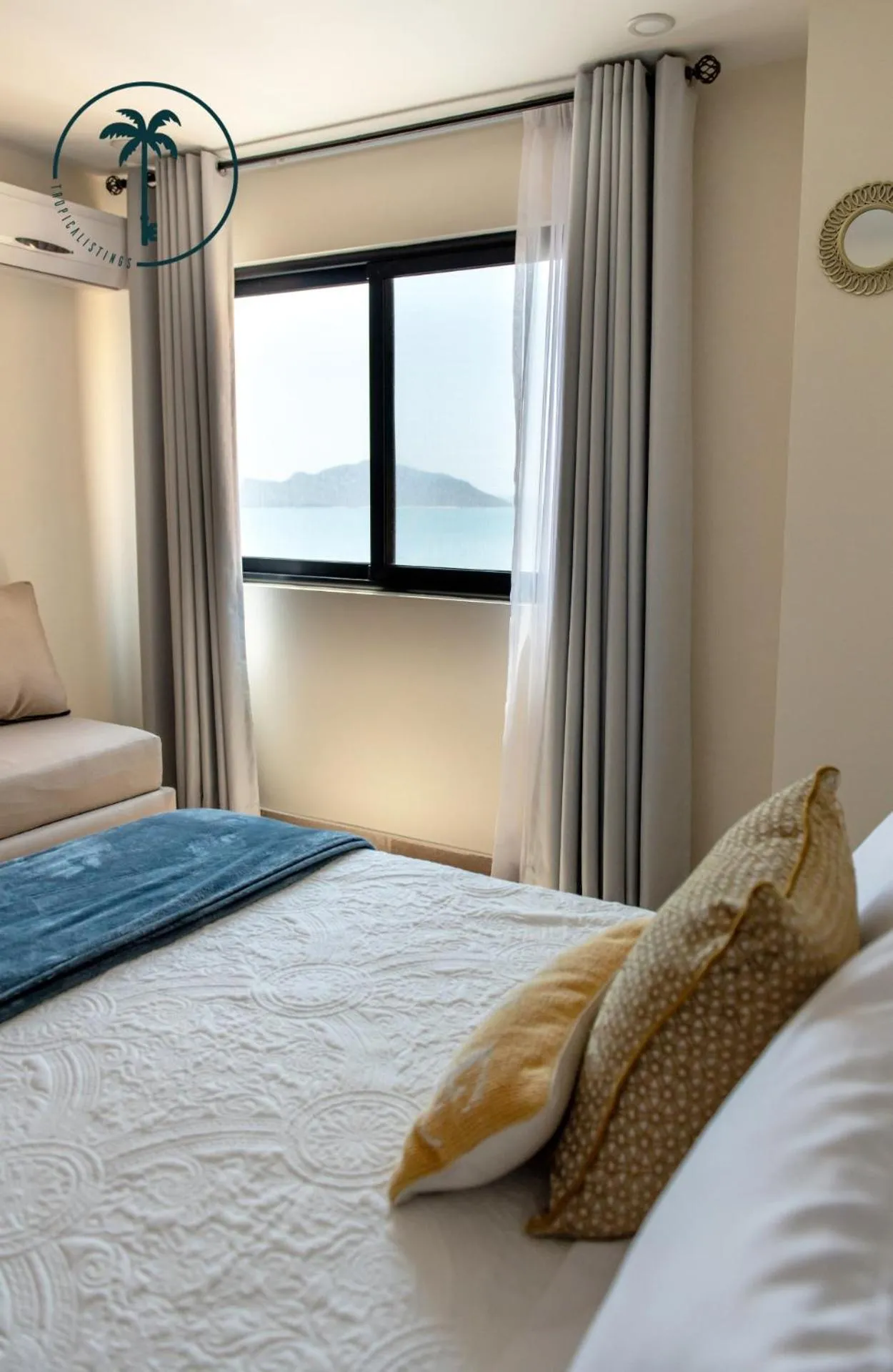 Bed in Moderno condominio con vista al mar!