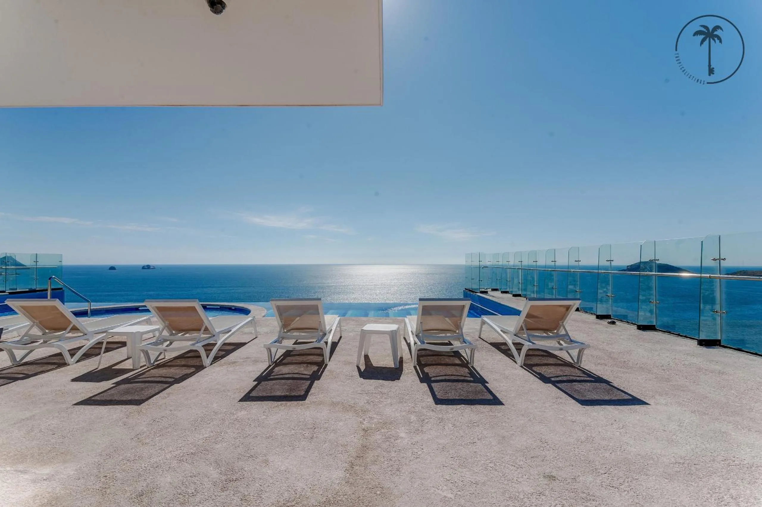 Swimming pool in Moderno condominio con vista al mar!