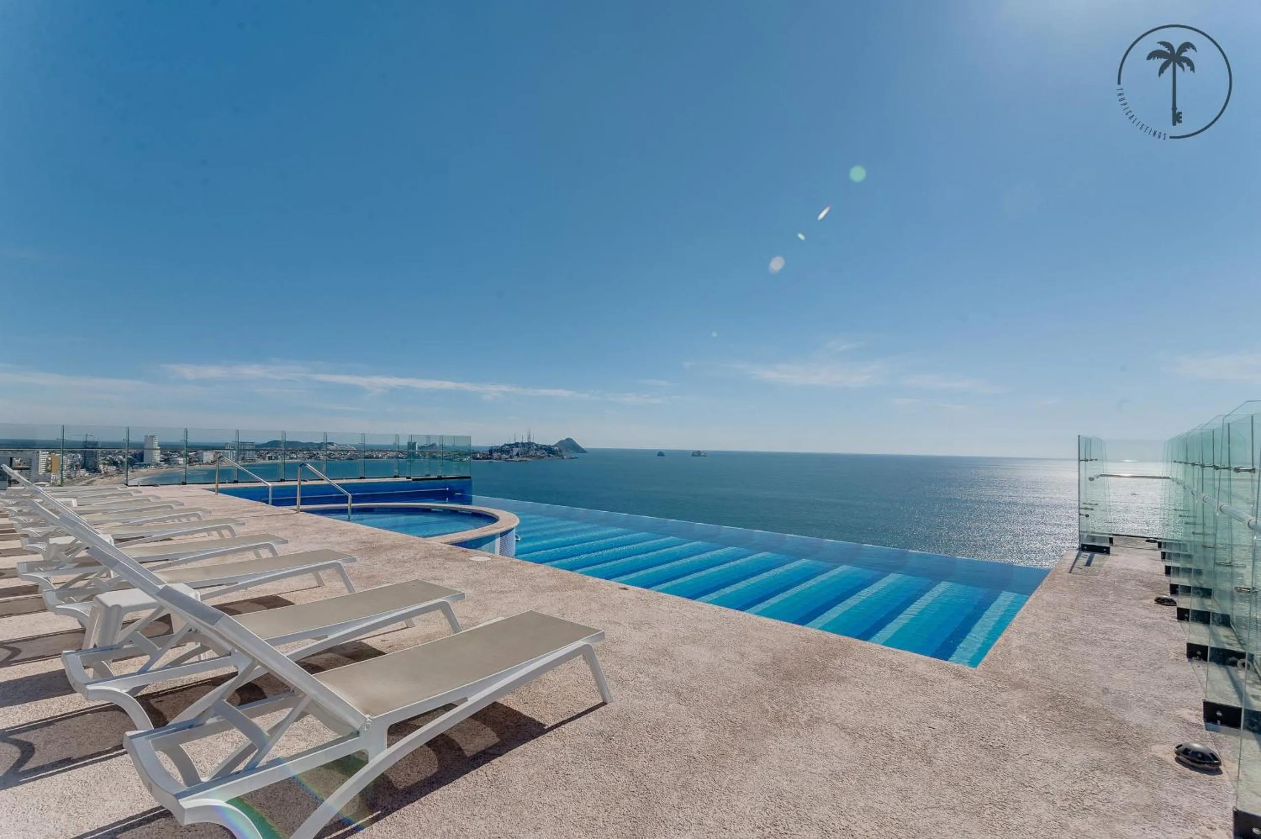 Swimming pool in Moderno condominio con vista al mar!