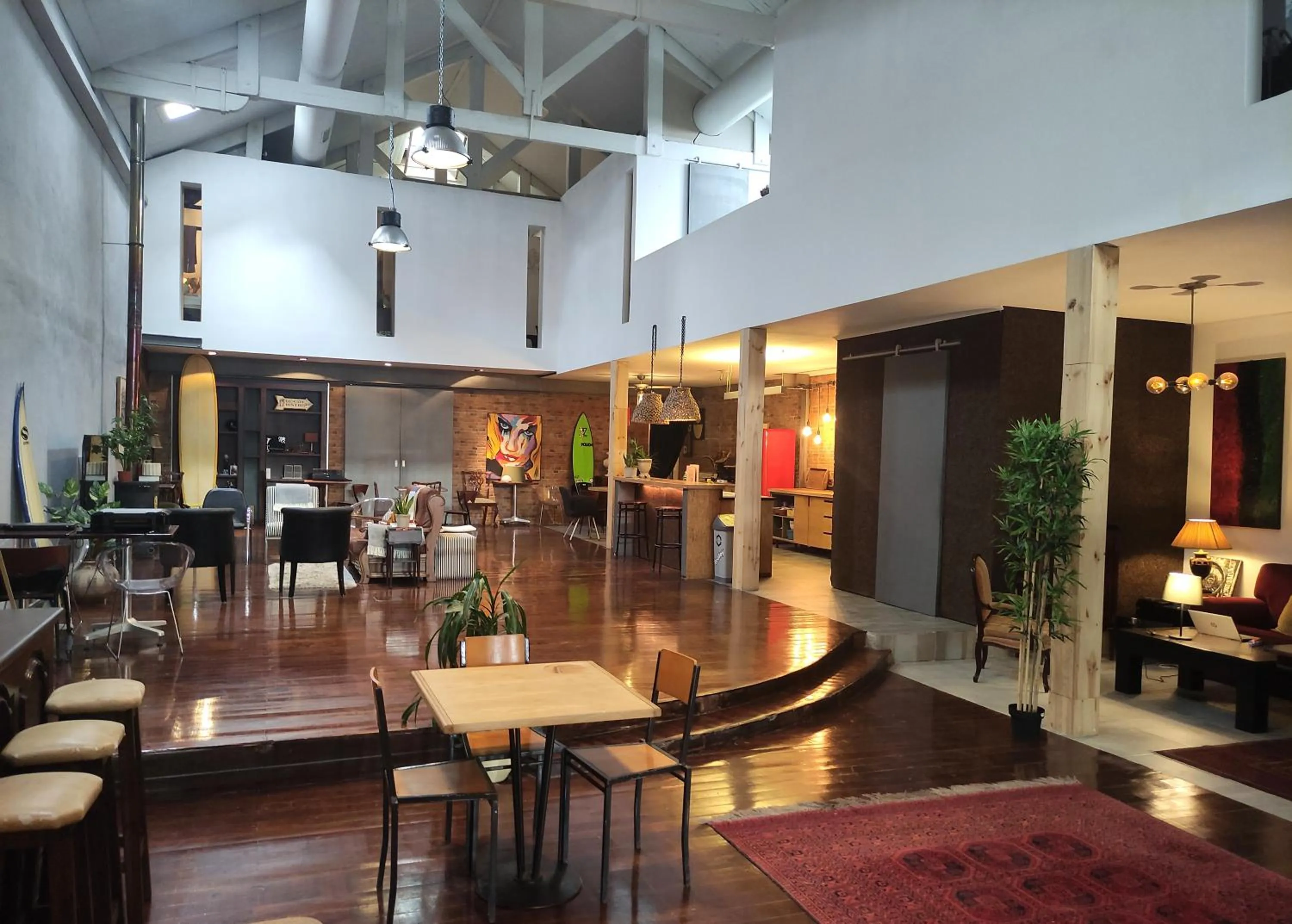 Communal lounge/ TV room in Caruma Surf Hostel