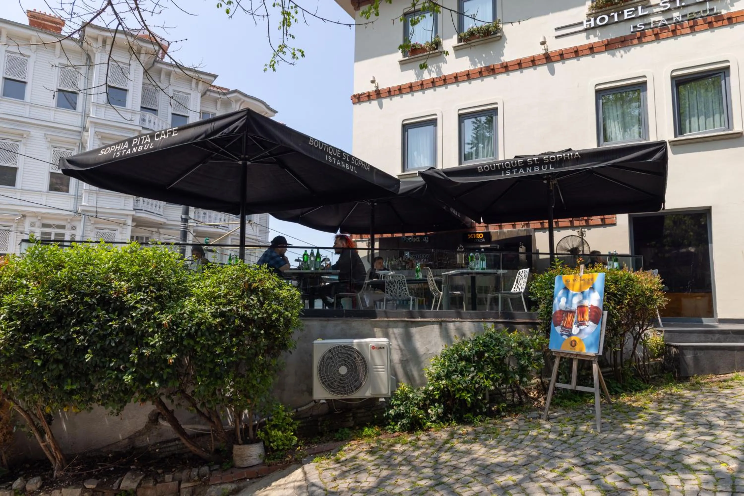 Restaurant/places to eat in Hotel Saint Sophia