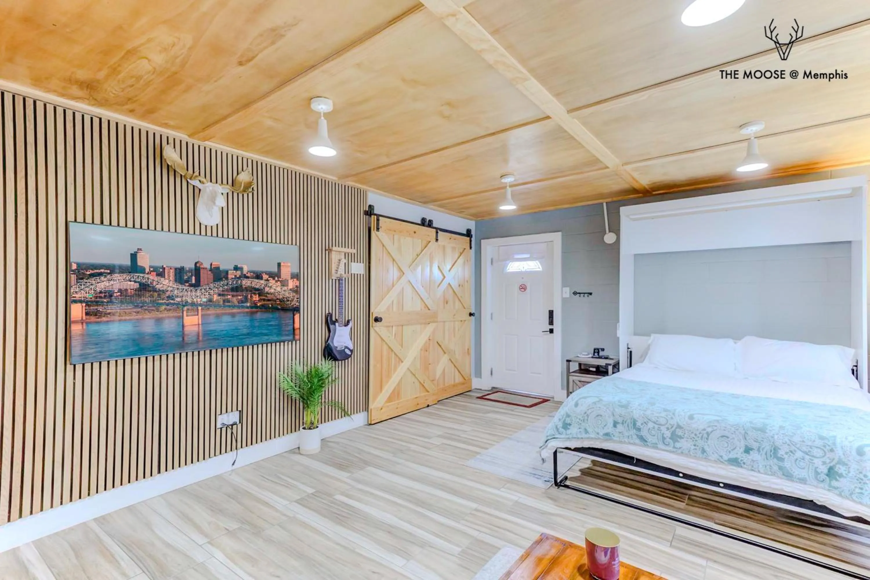 Living room, Bed in The Moose at Memphis Downtown & Victorian Village