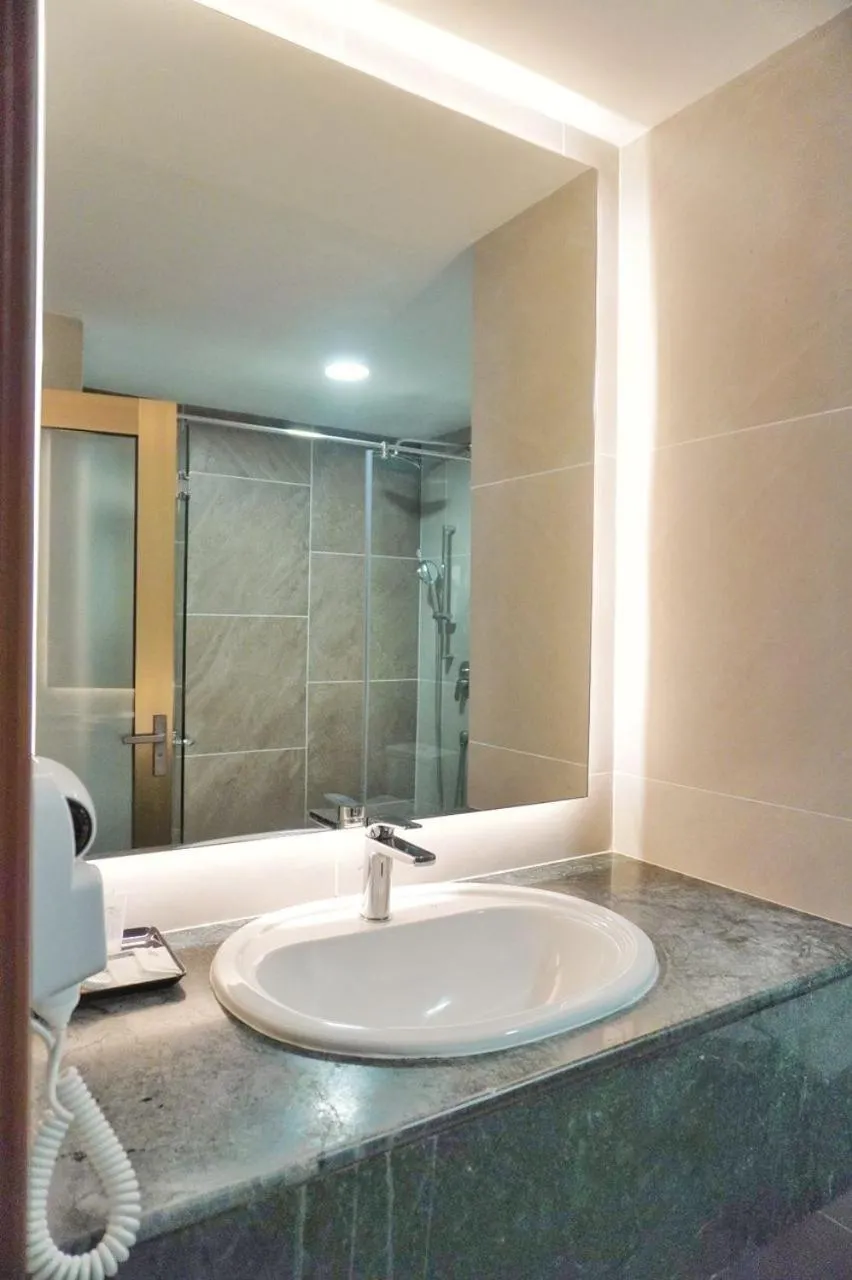 Bathroom in The Avenue M