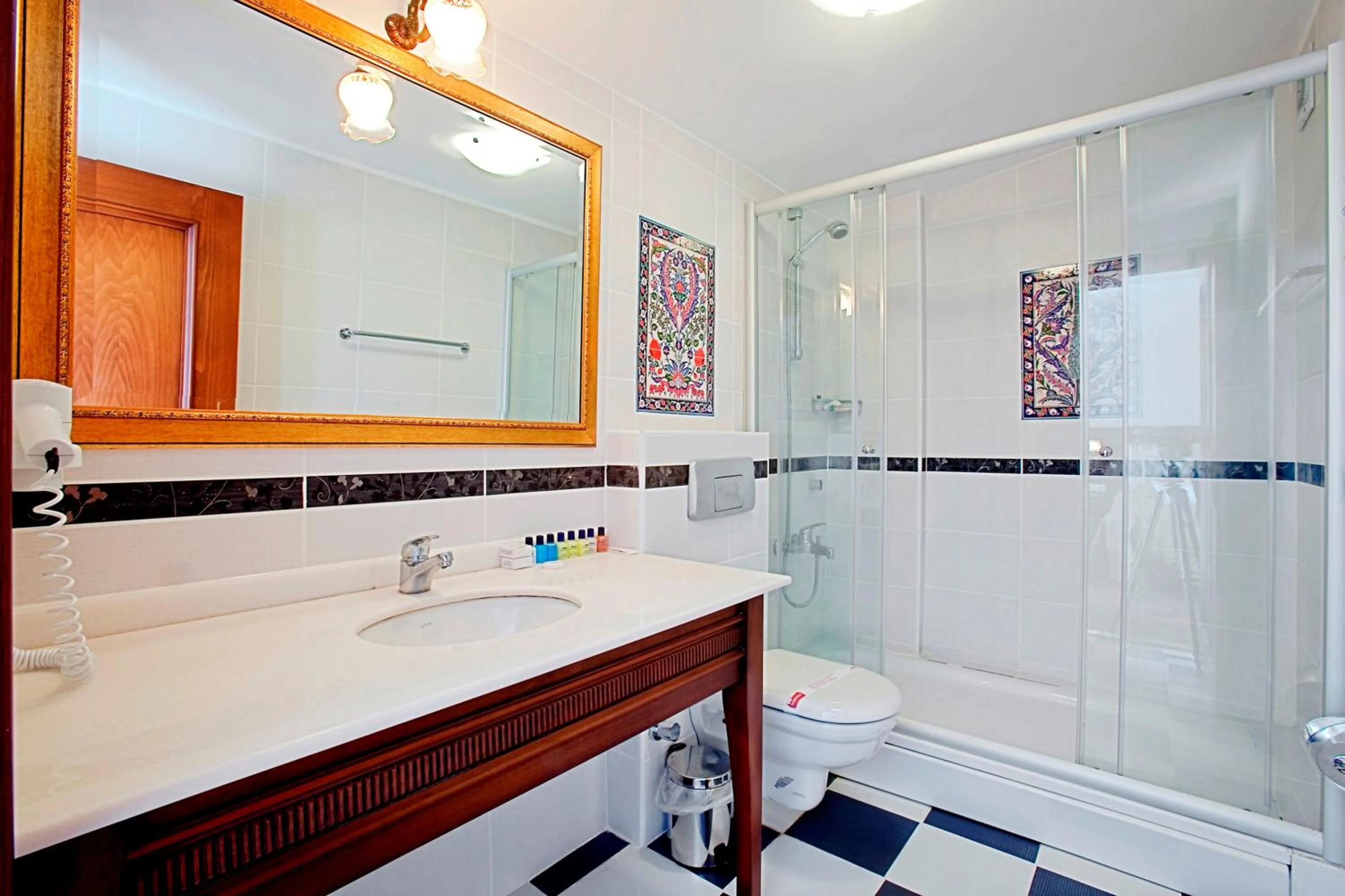 Bathroom in Hippodrome Hotel