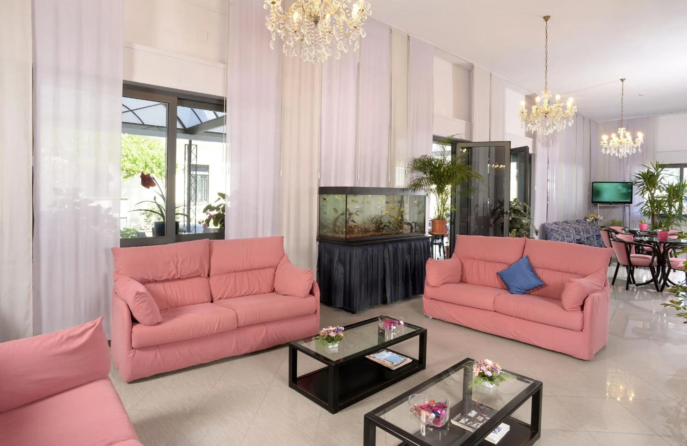 Communal lounge/ TV room in Hotel Ciondolo D'Oro 5 minuti da Rimini Fiera CON PARCHEGGIO INCLUSO