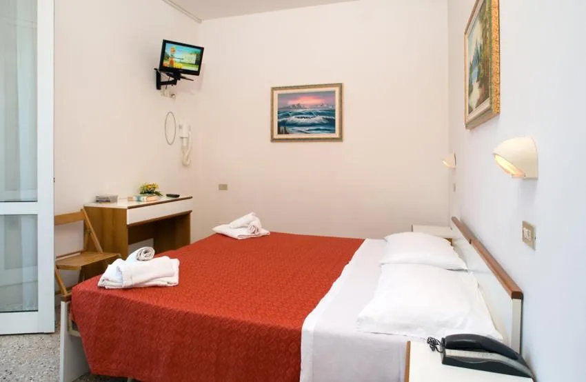 Bed in Hotel Ciondolo D'Oro 5 minuti da Rimini Fiera CON PARCHEGGIO INCLUSO