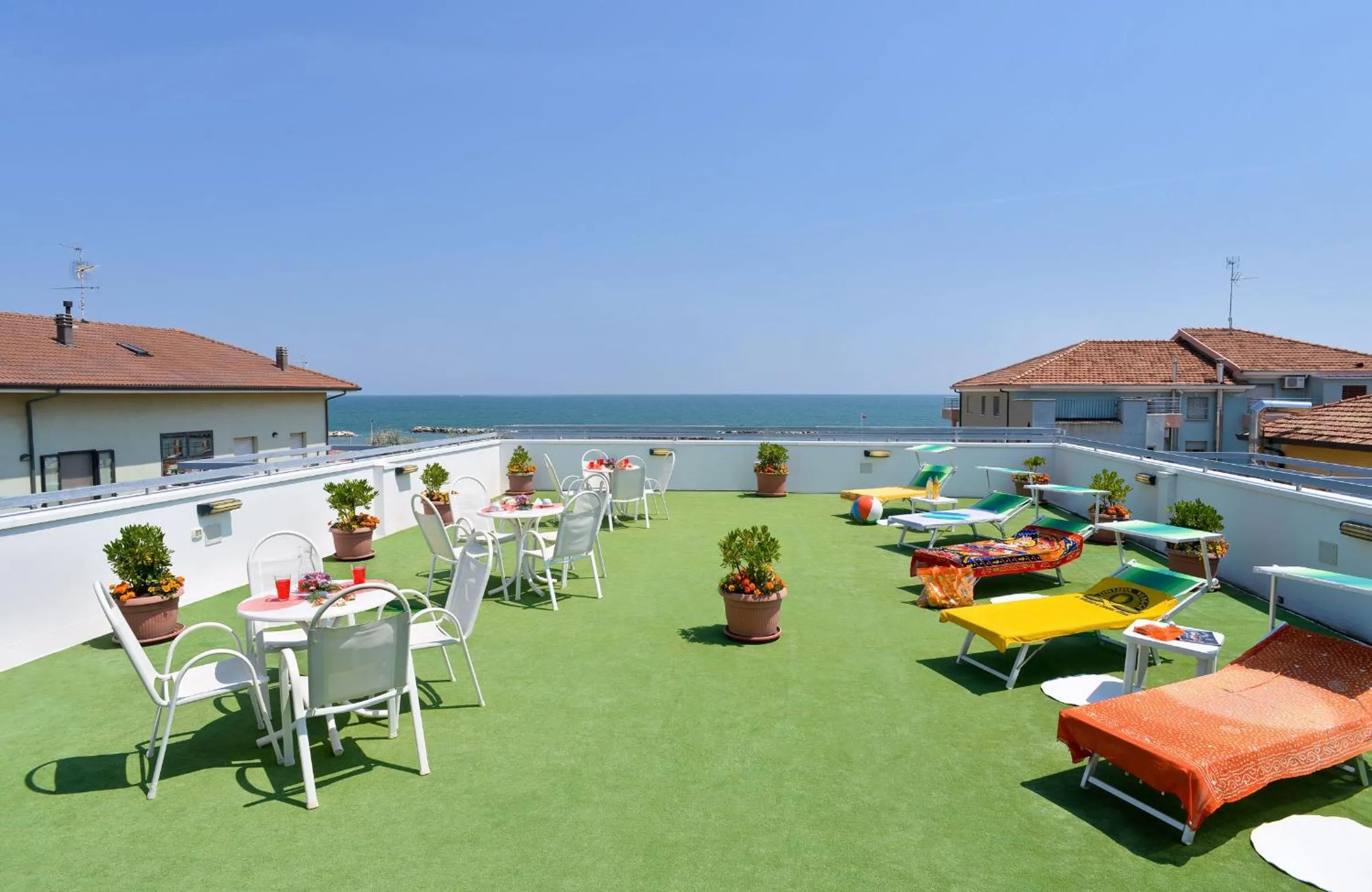 Solarium in Hotel Ciondolo D'Oro 5 minuti da Rimini Fiera CON PARCHEGGIO INCLUSO