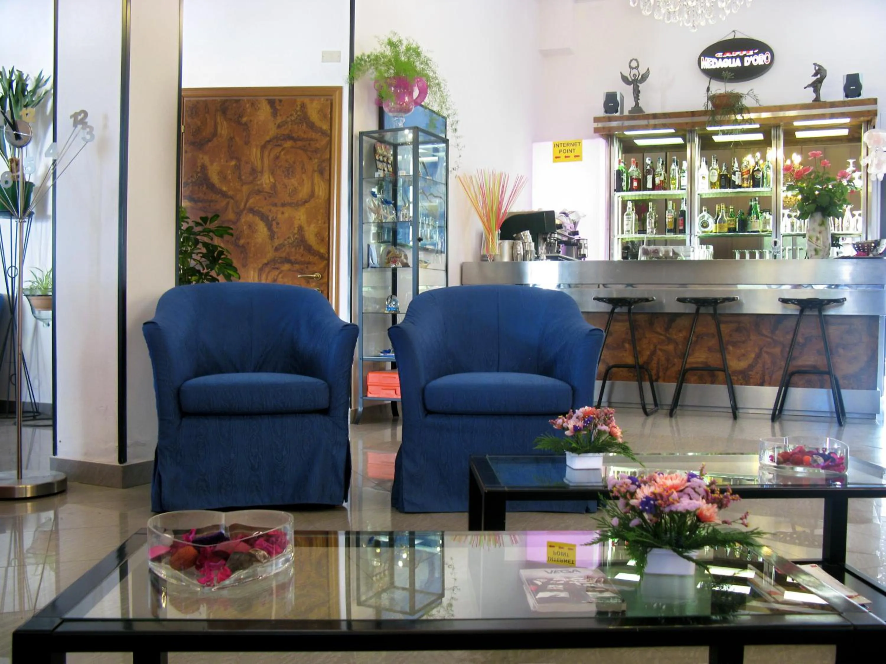 Communal lounge/ TV room in Hotel Ciondolo D'Oro 5 minuti da Rimini Fiera CON PARCHEGGIO INCLUSO