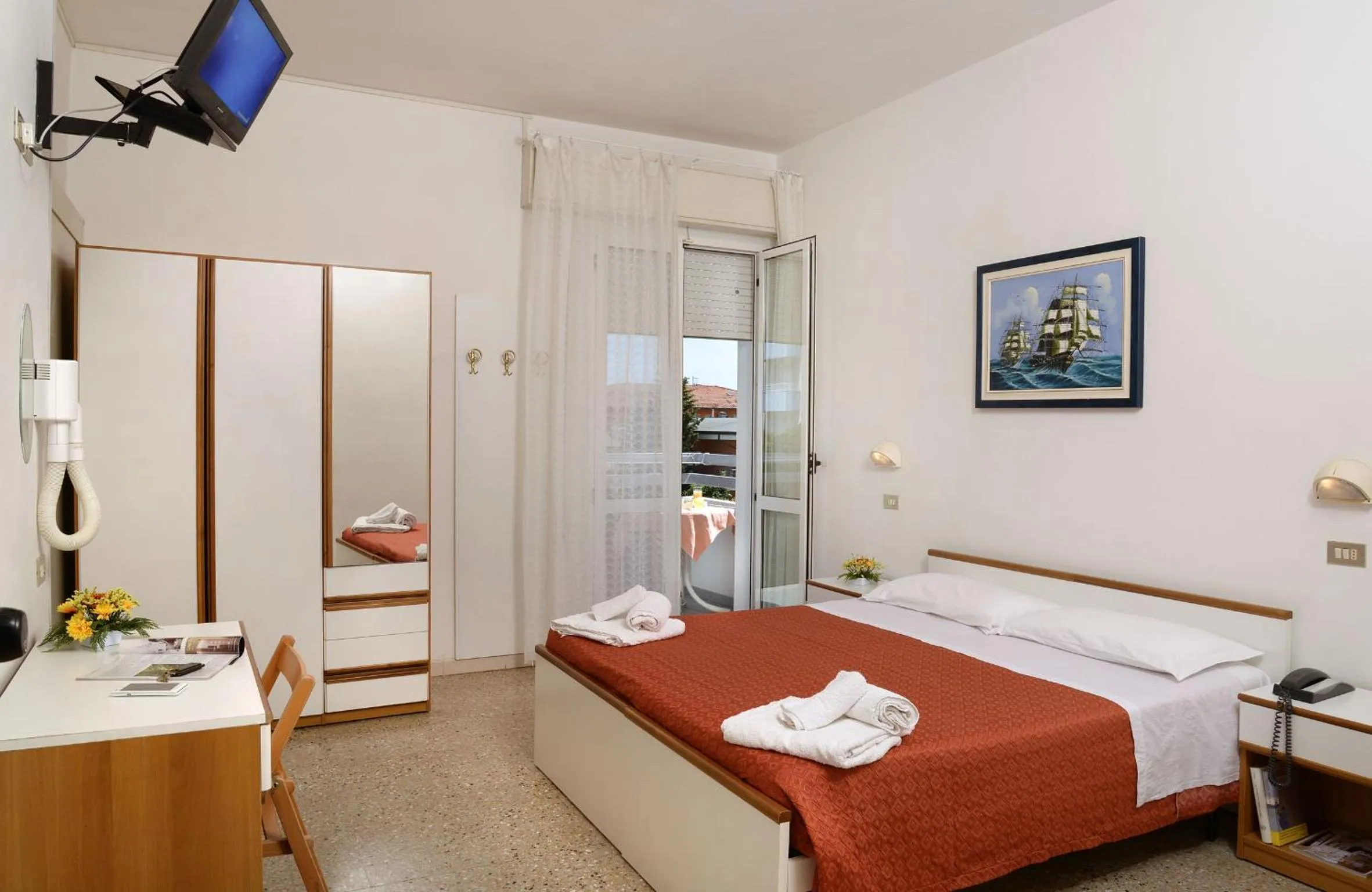 Photo of the whole room, Bed in Hotel Ciondolo D'Oro 5 minuti da Rimini Fiera CON PARCHEGGIO INCLUSO
