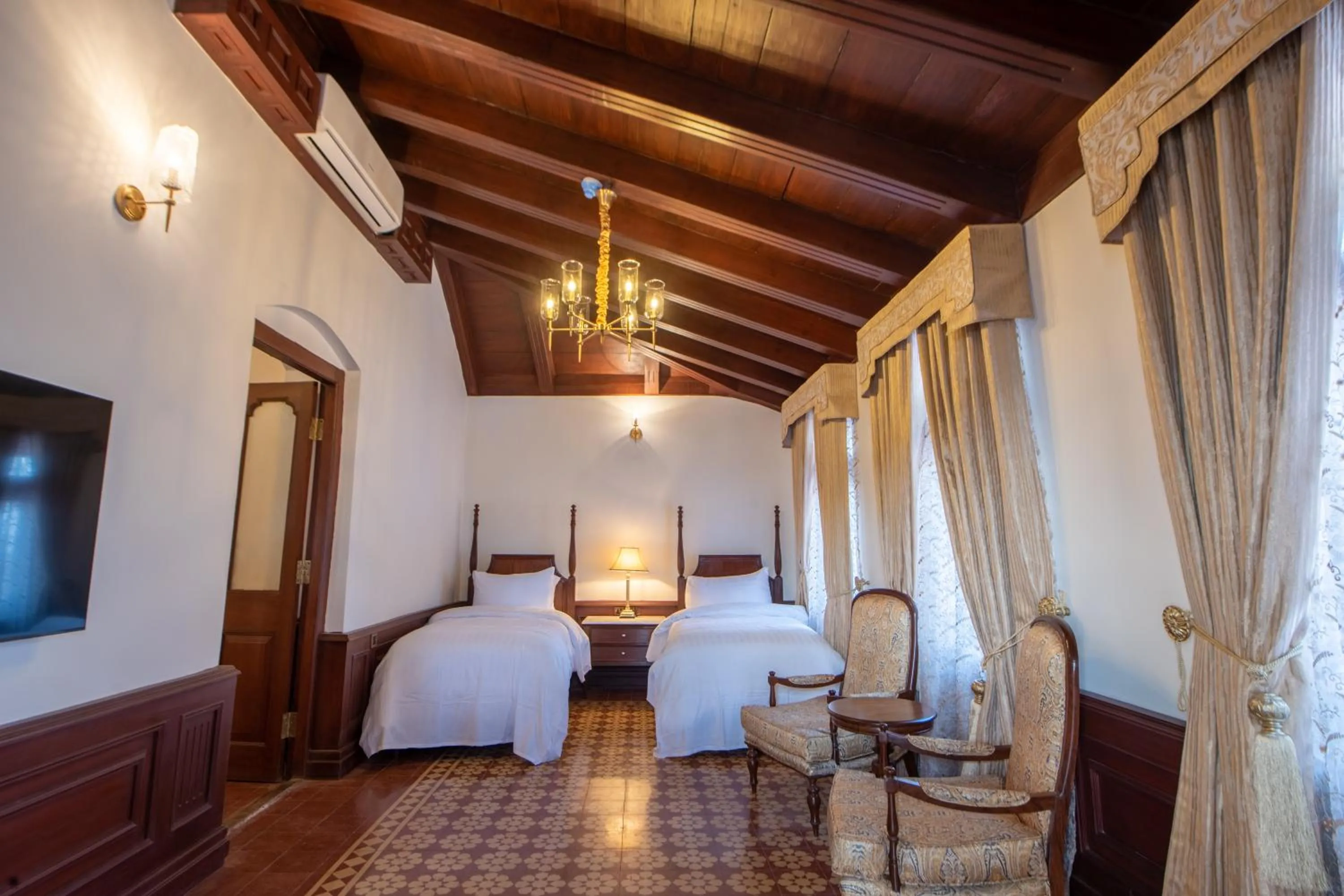 Photo of the whole room, Bed in Cecil by Pearl Continental