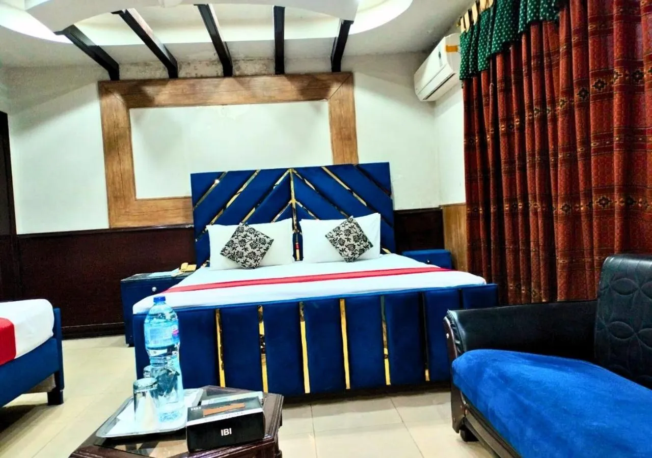 Living room, Bed in Quick continental Hotel - Jail Road