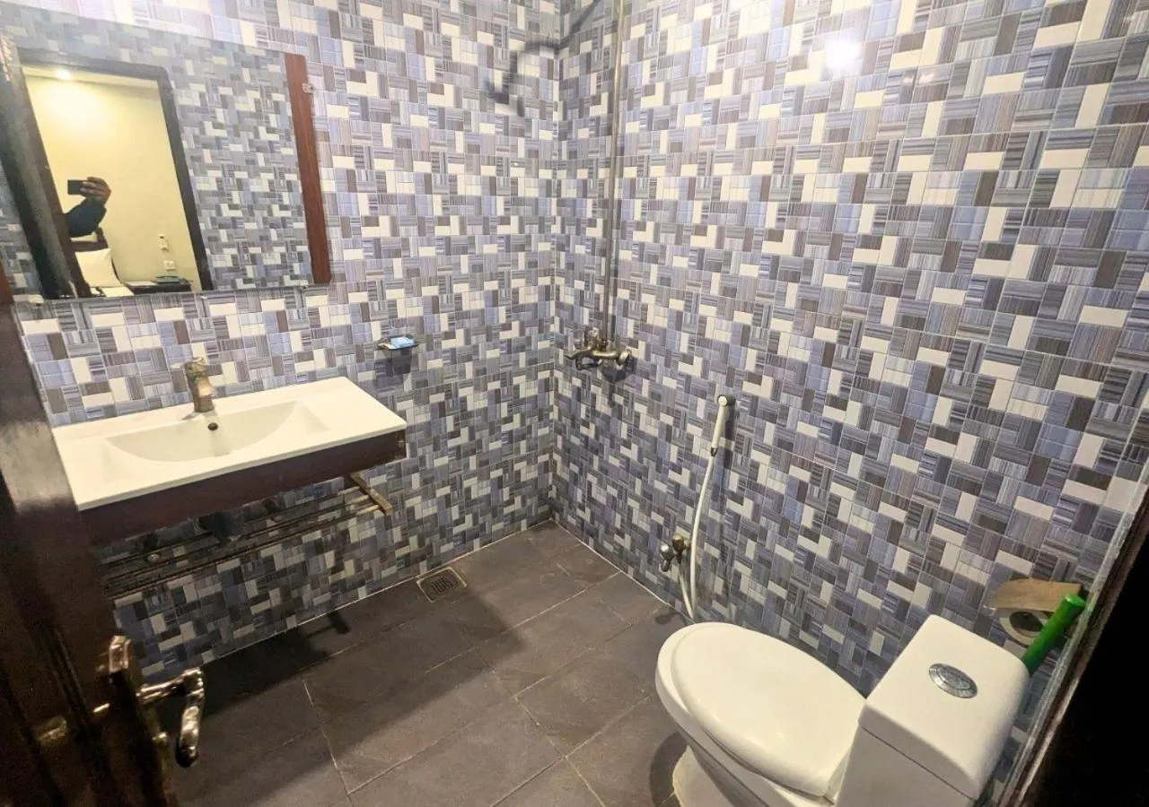 Shower in Quick continental Hotel - Jail Road