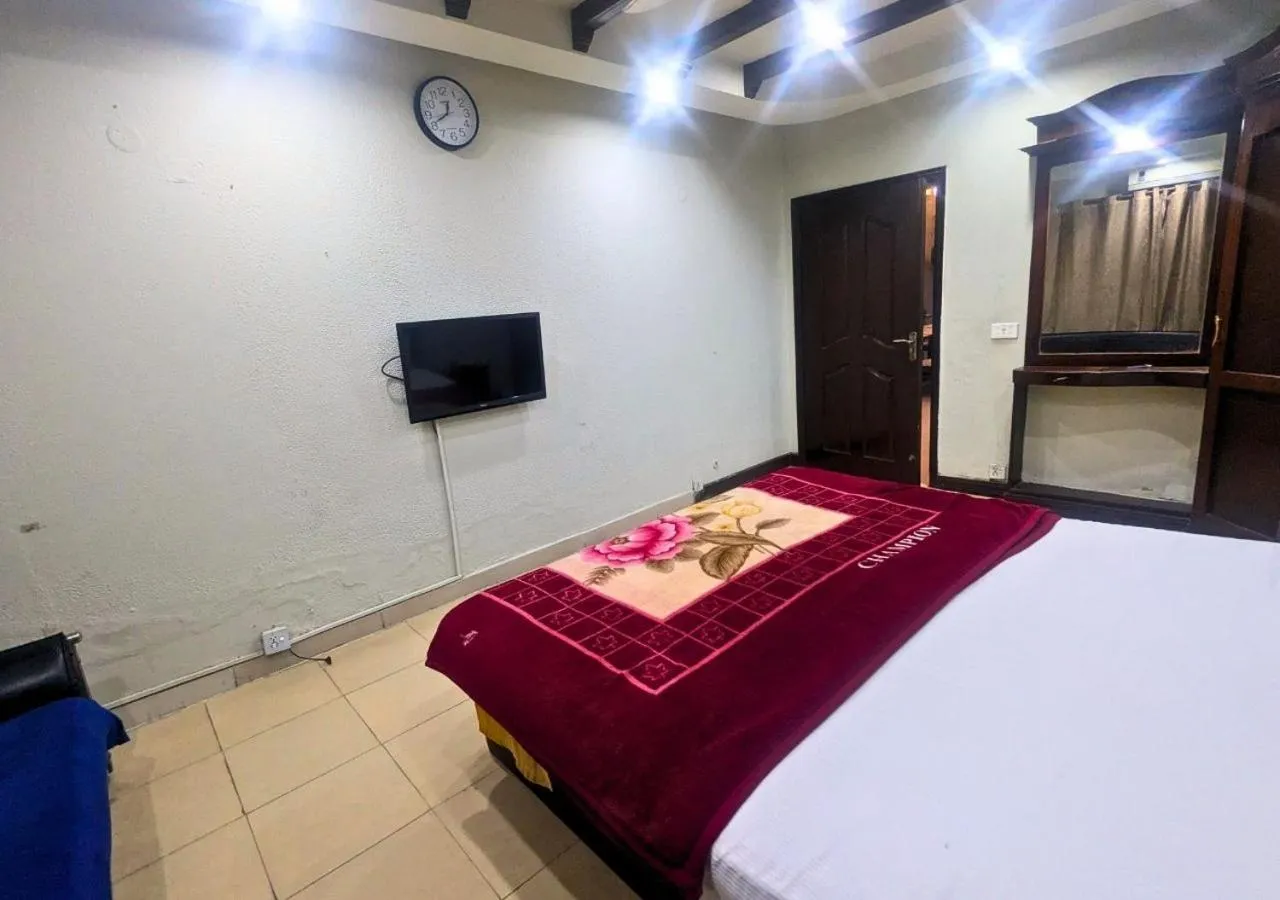 TV and multimedia, Bed in Quick continental Hotel - Jail Road
