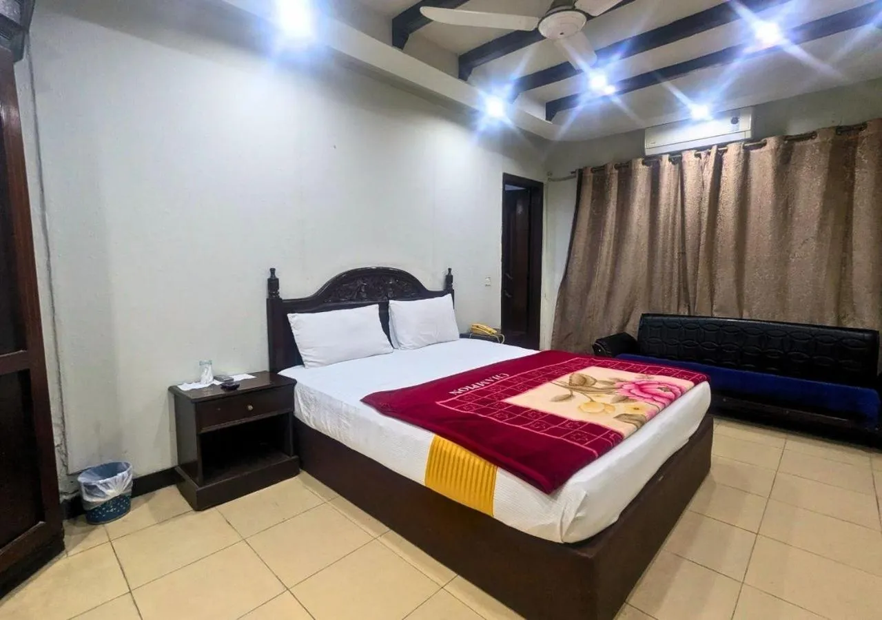 Bed in Quick continental Hotel - Jail Road