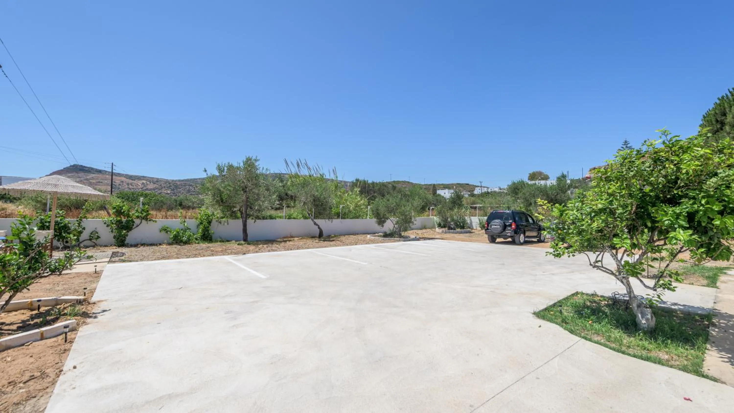 Parking in Pente Elies Milos