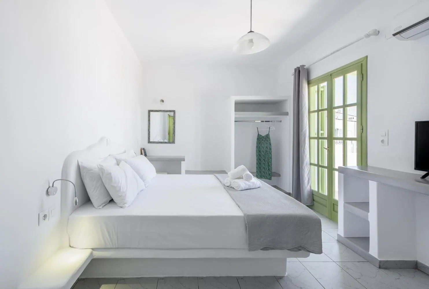 Bed in Pente Elies Milos