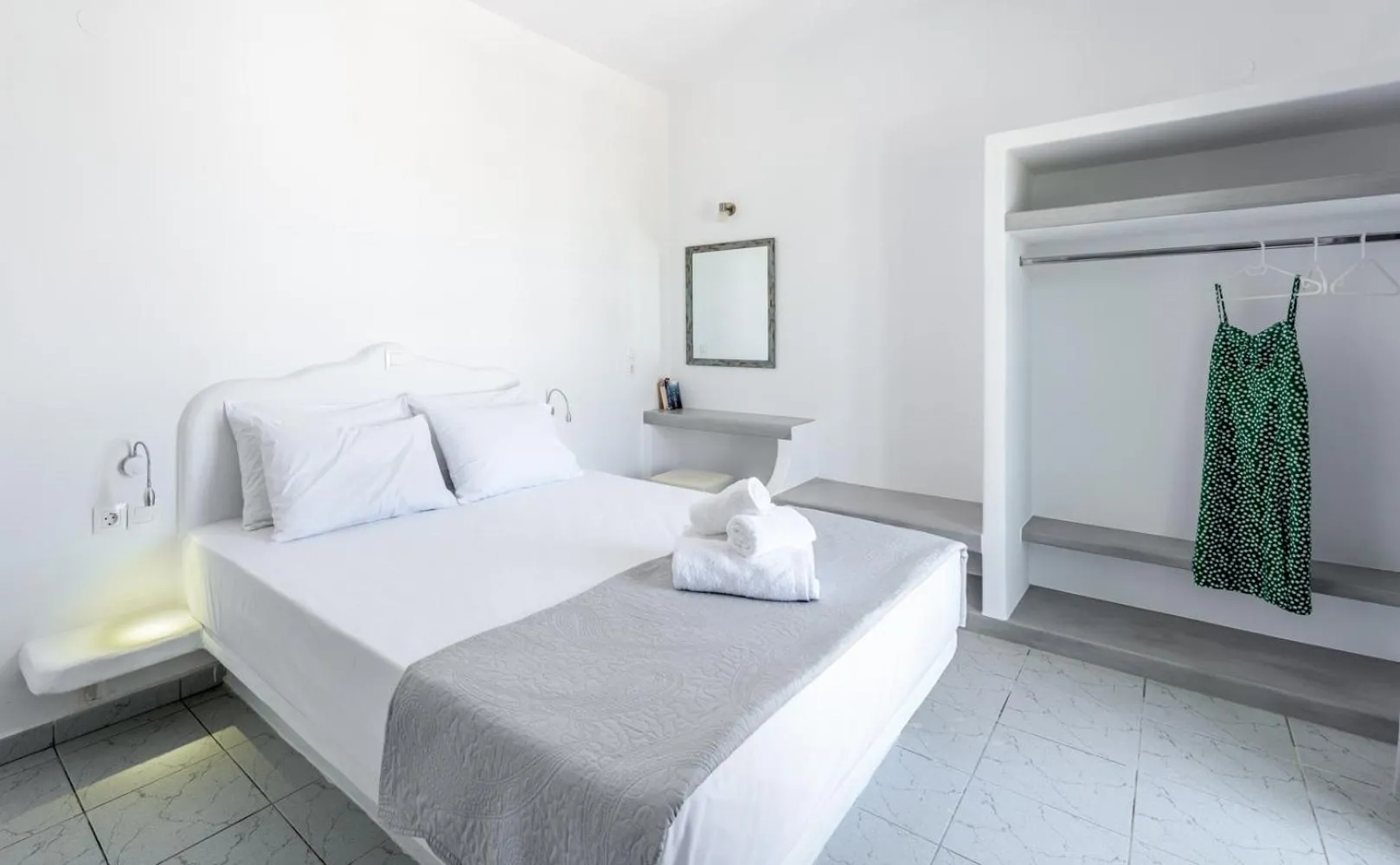 Bed in Pente Elies Milos
