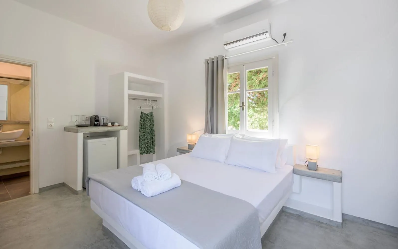 Bed in Pente Elies Milos